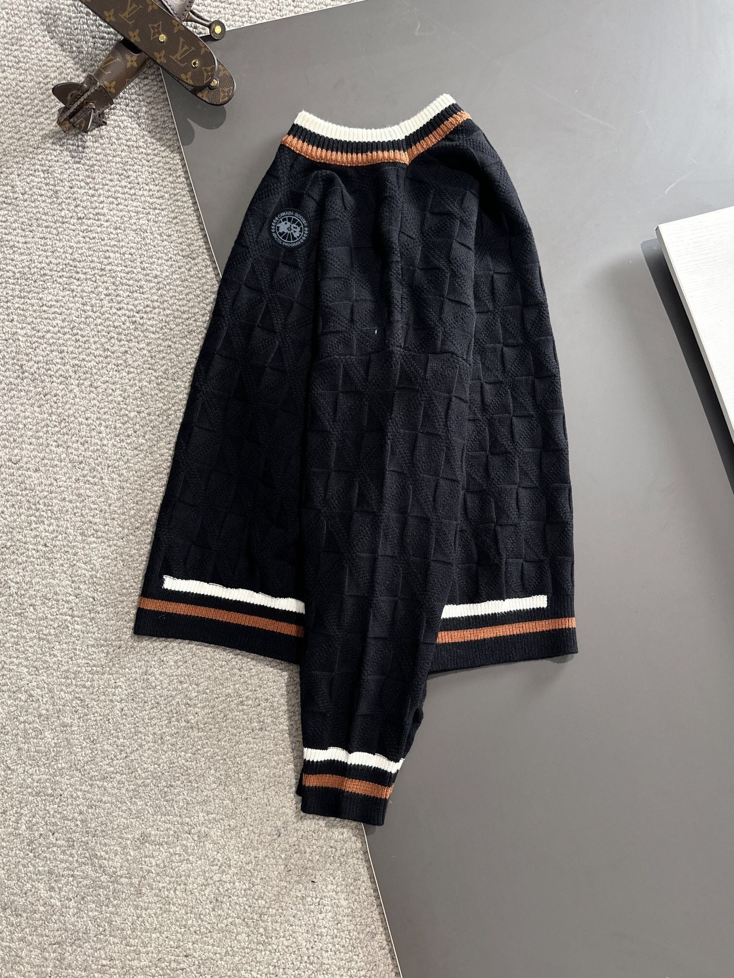 BLACK TEXTURED KNIT SWEATER WITH CONTRAST TRIM