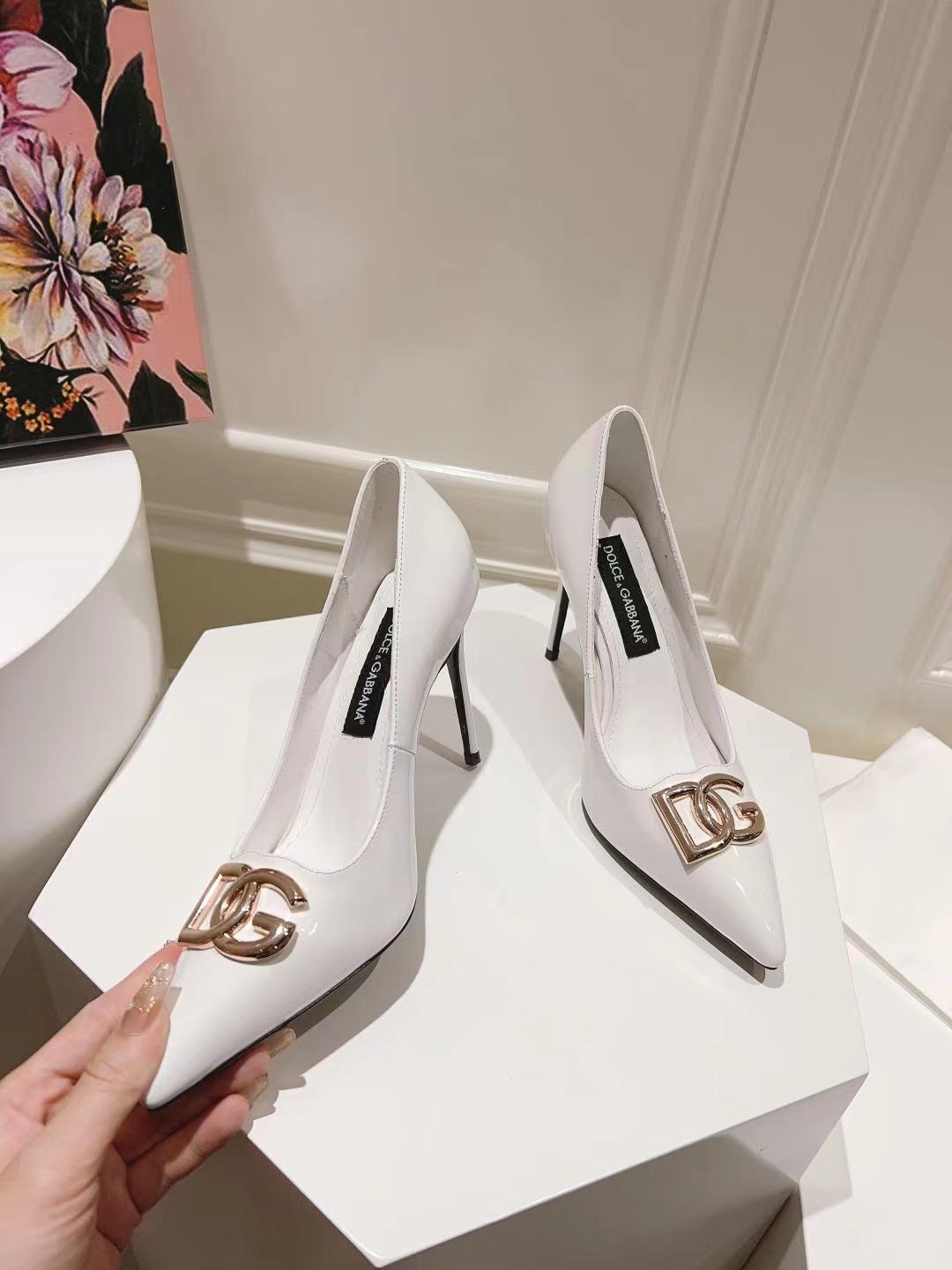 WHITE PATENT POINTED TOE HEEL PUMPS