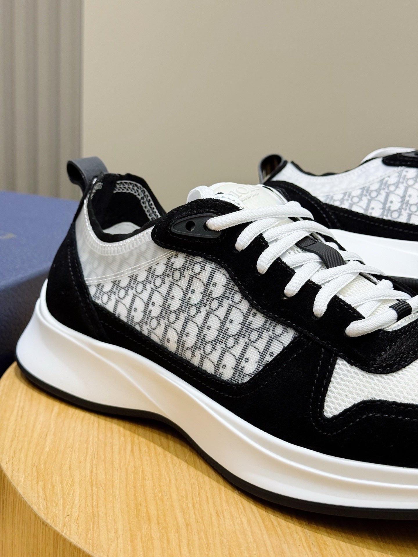 BLACK & WHITE SPORT MESH SNEAKERS