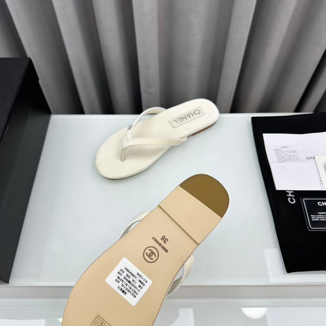BEIGE FLIP FLOPS