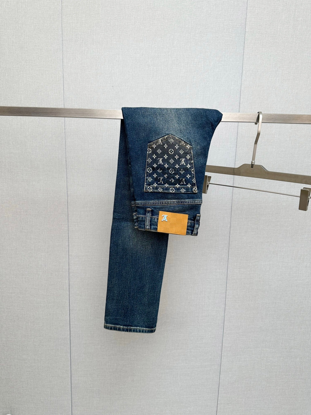DARK BLUE DENIM JEANS WITH PATTERNED BACK POCKET DETAIL