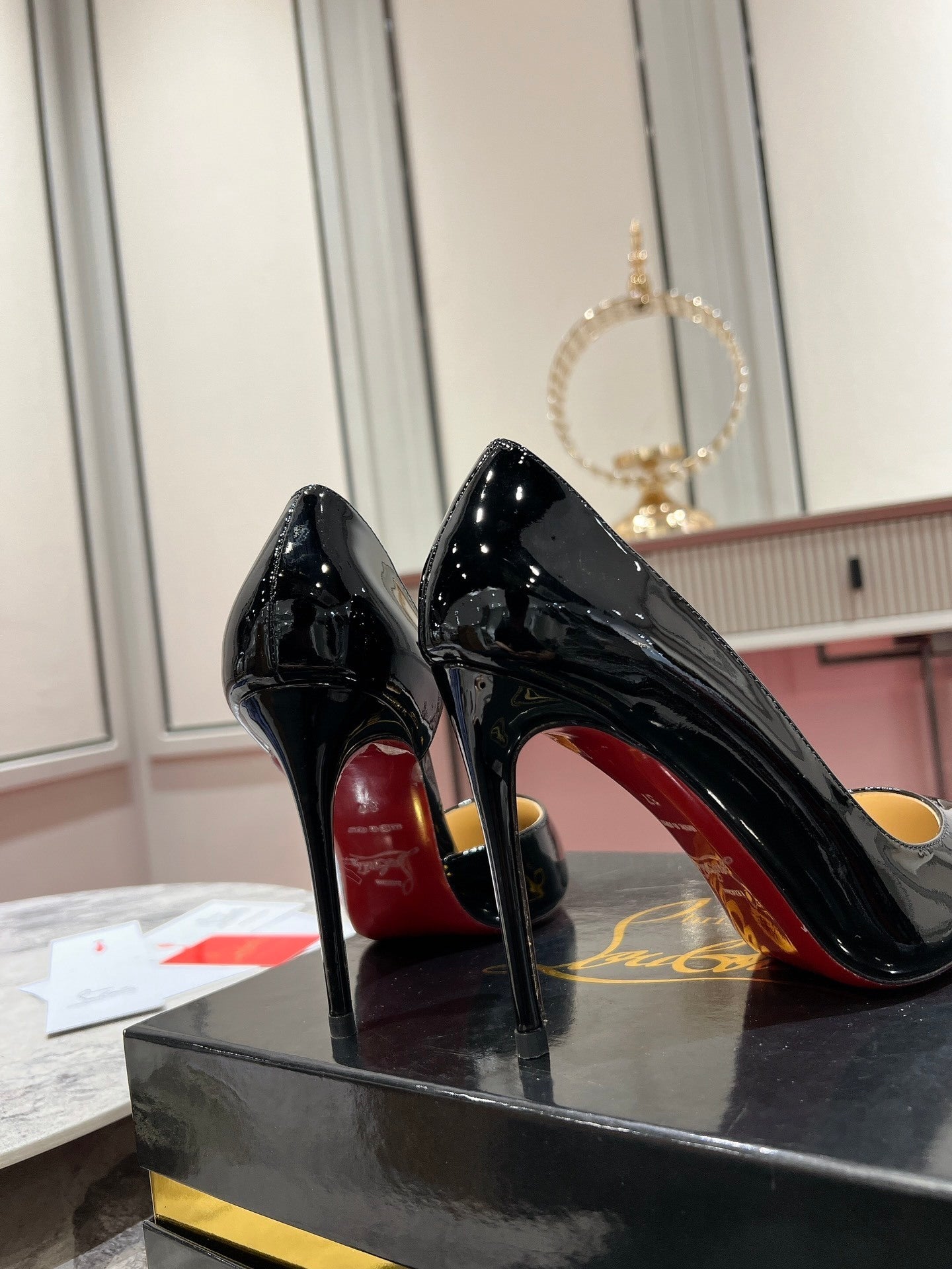 BLACK PATENT STILETTO POINTED PUMPS