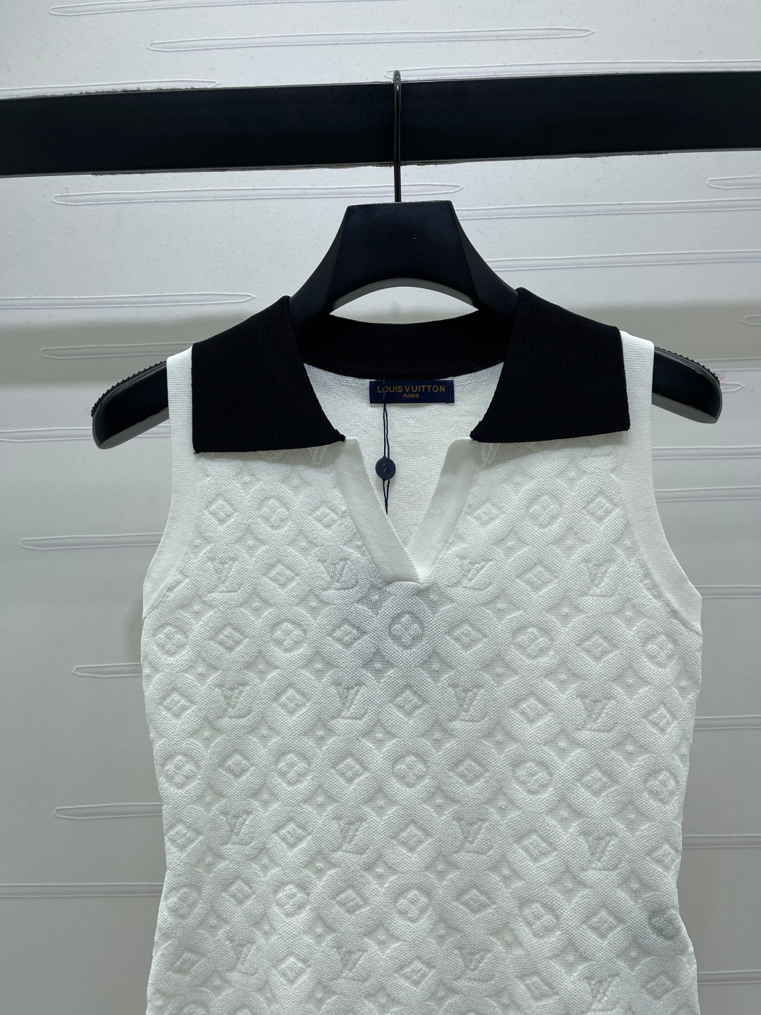 TEXTURED LOGO COLLARED SLEEVELESS TOP