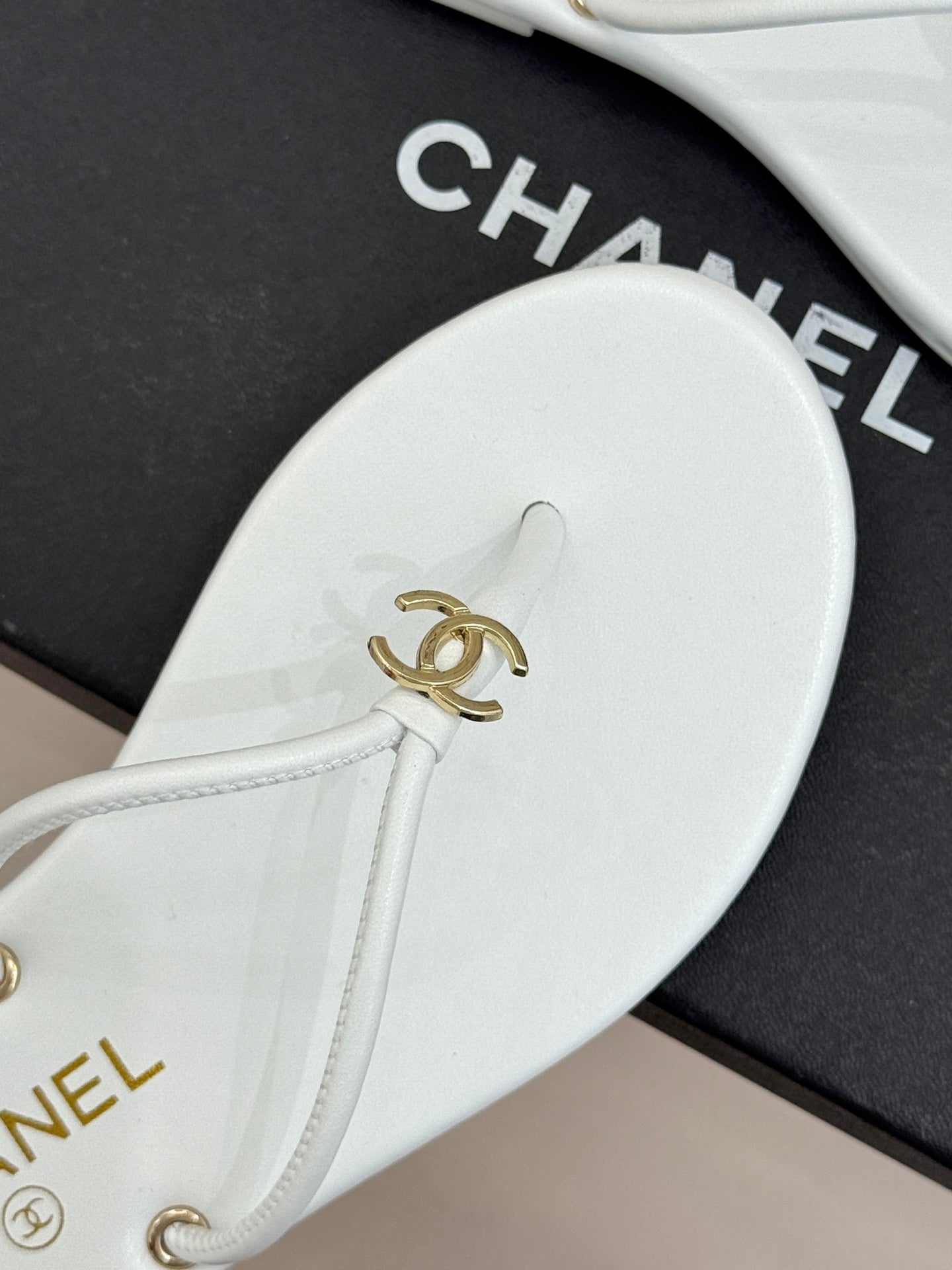 WHITE MINIMAL THONG SANDALS