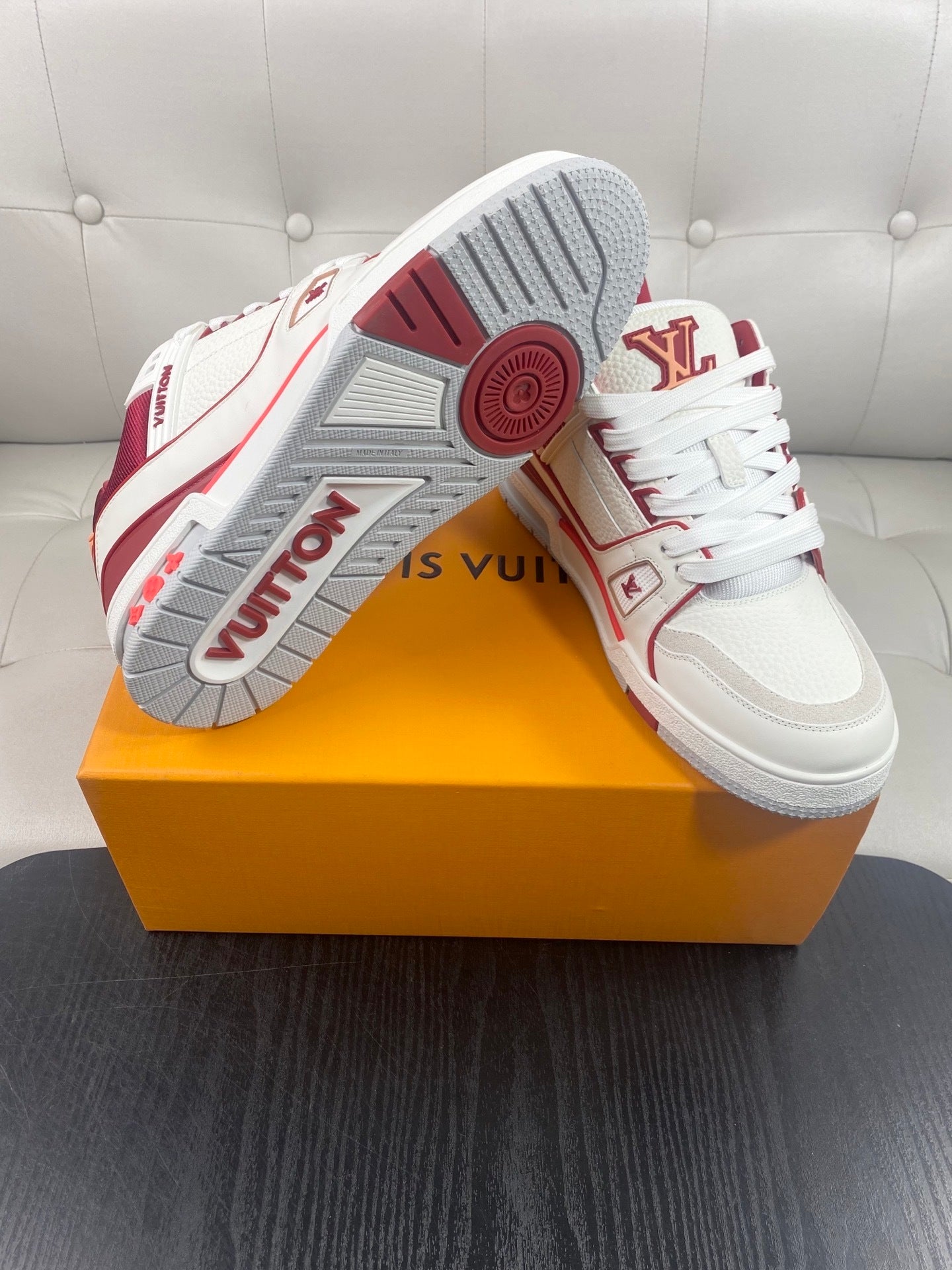 WHITE LOW-TOP SNEAKERS WITH RED ACCENTS