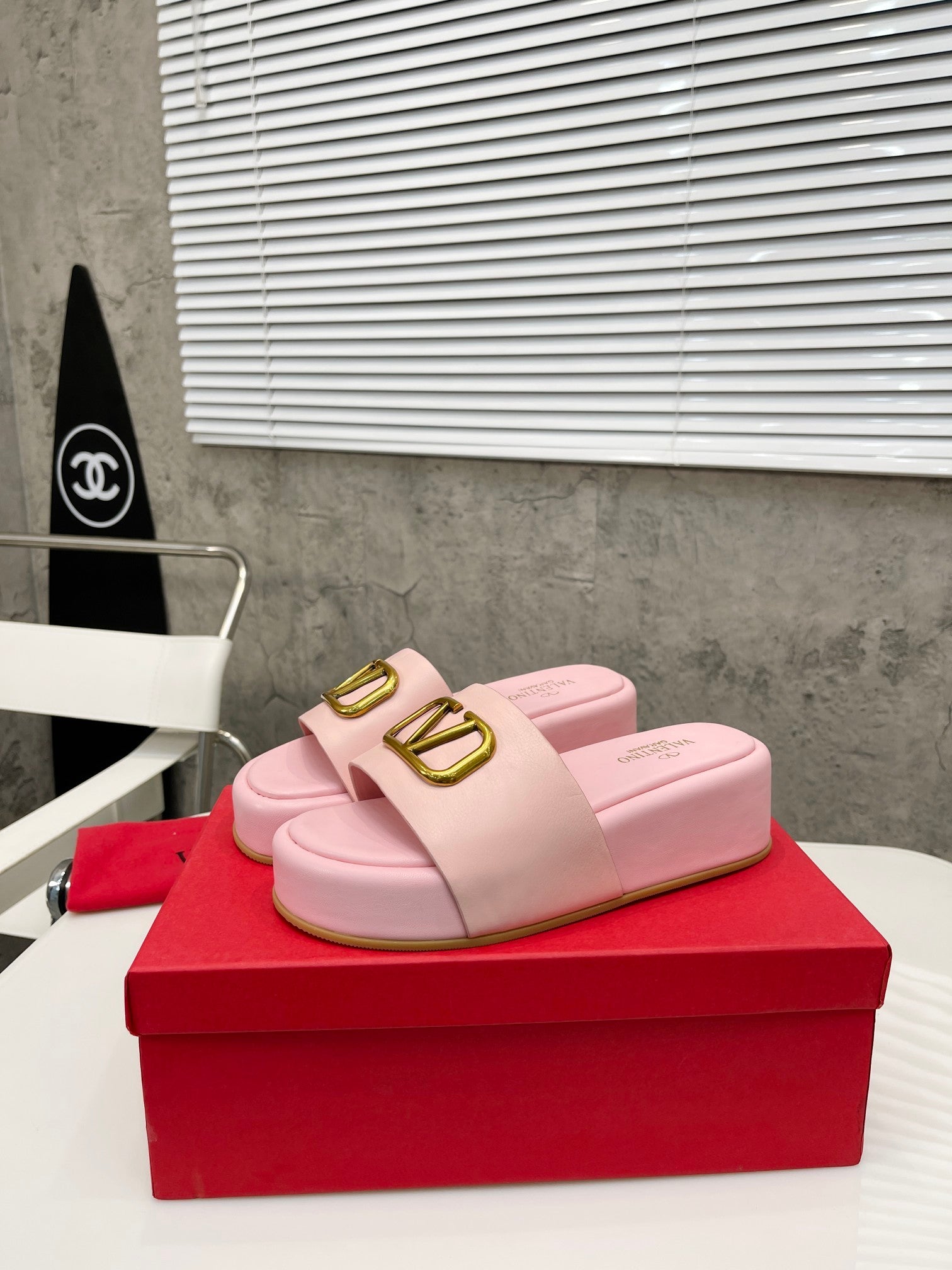 PLATFORM SLIDE SANDALS – BLUSH PINK WITH GOLD LOGO DETAIL