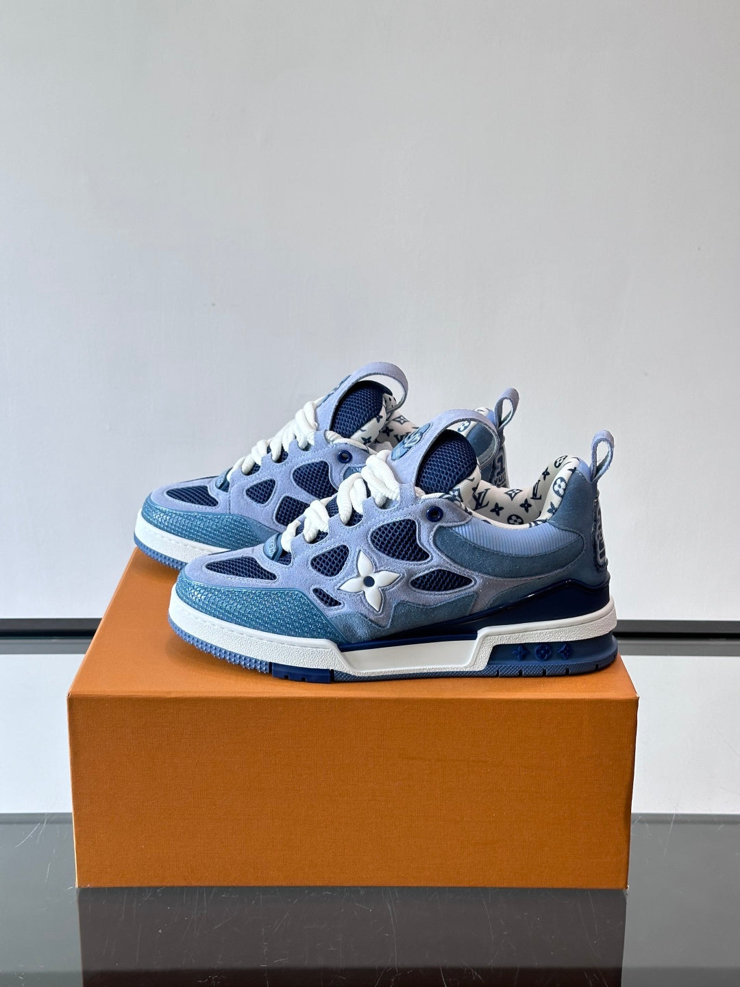 BLAU-GRAUE NIEDRIGE SNEAKER MIT MESH-EINSÄTZEN