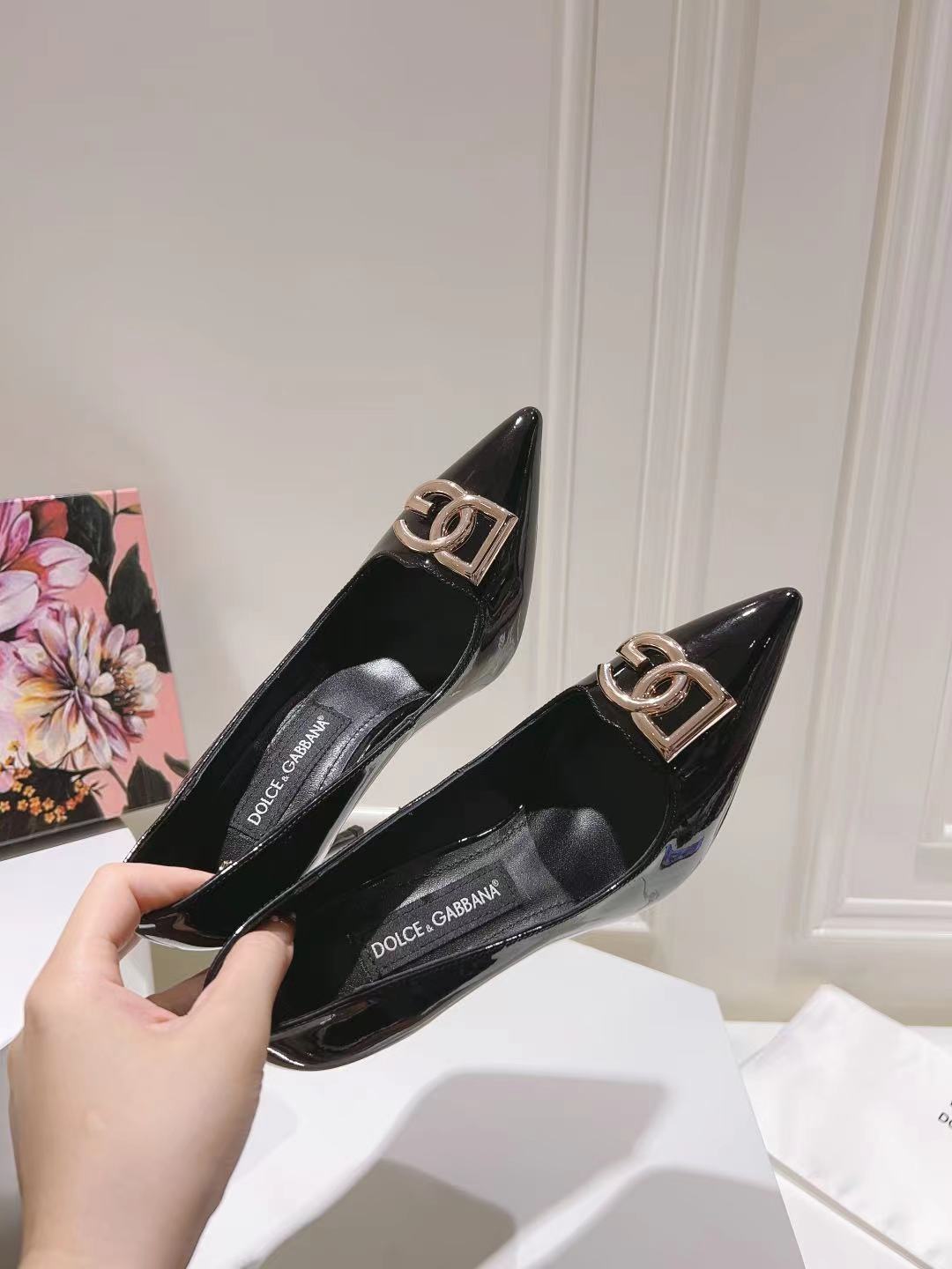 BLACK PATENT POINTED TOE HEEL PUMPS