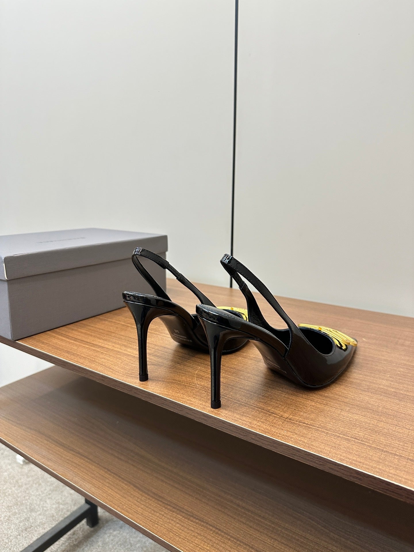 BLACK PATENT SLINGBACK POINTED HEELS