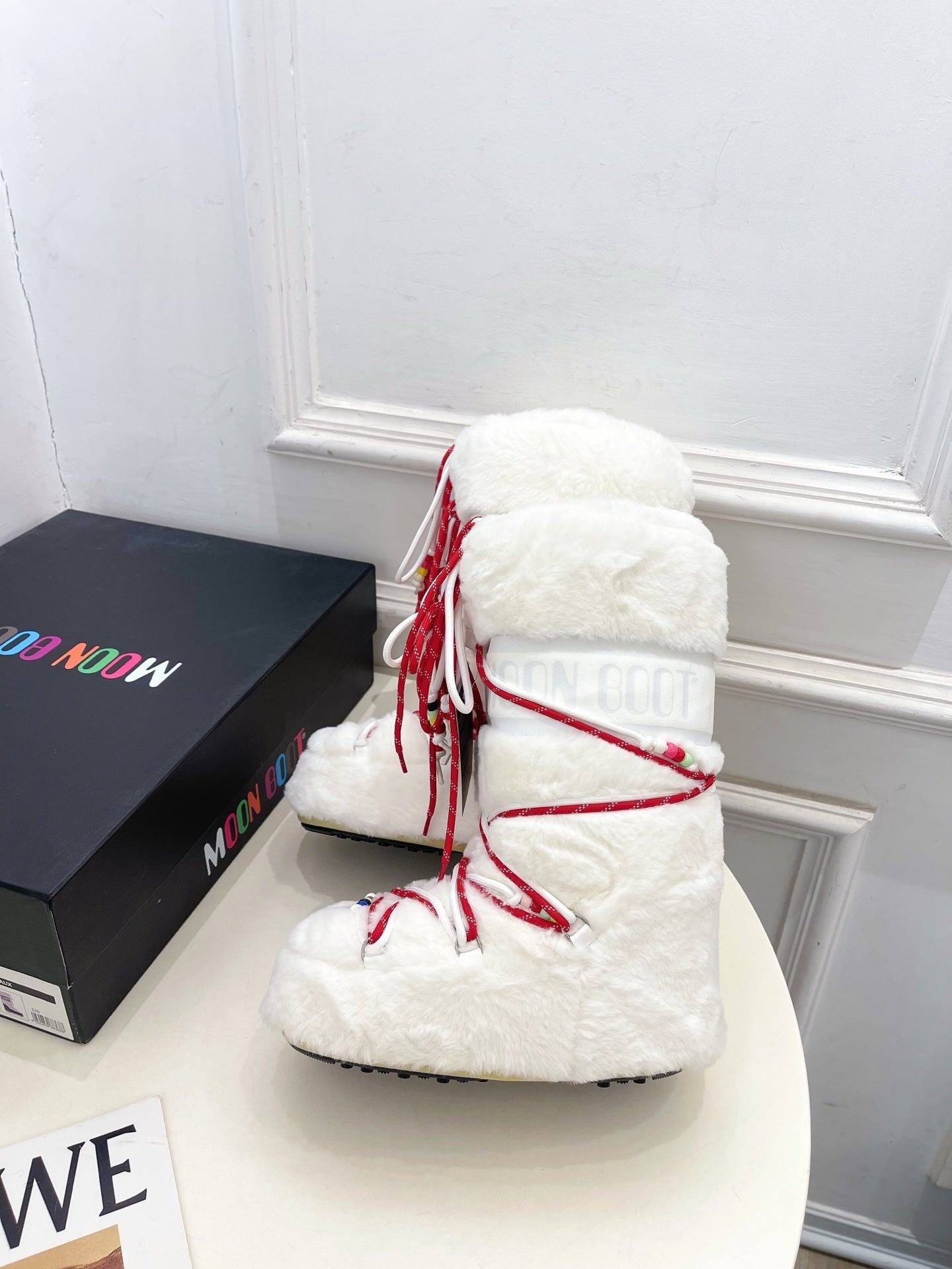 WHITE FAUX FUR LINED WINTER BOOTS WITH DECORATIVE LACES