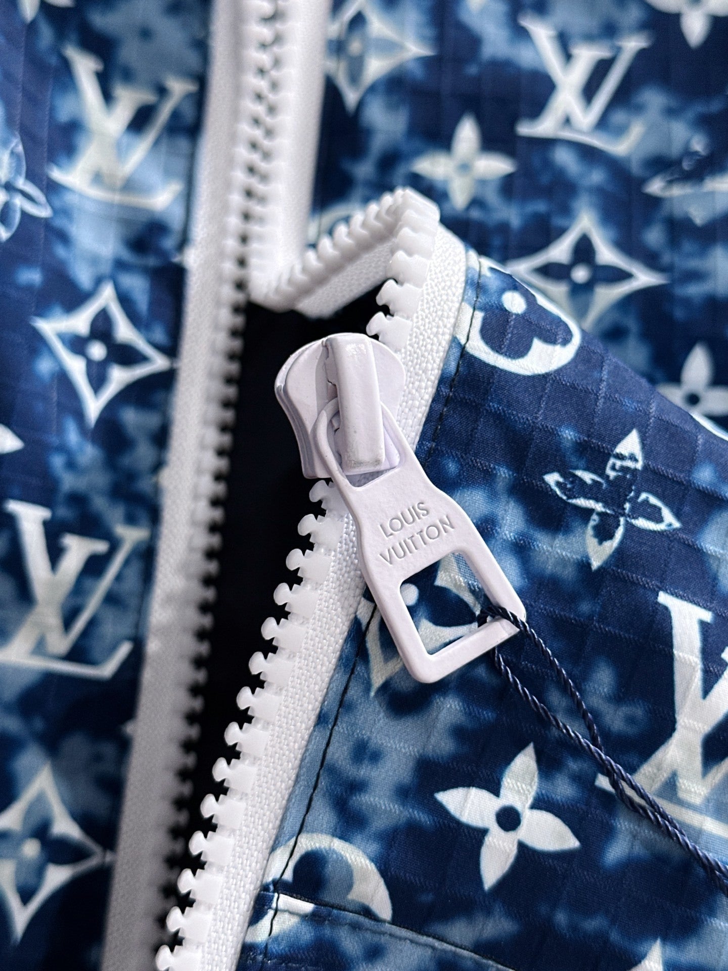 BLUE ALL-OVER PATTERN HOODED ZIP JACKET