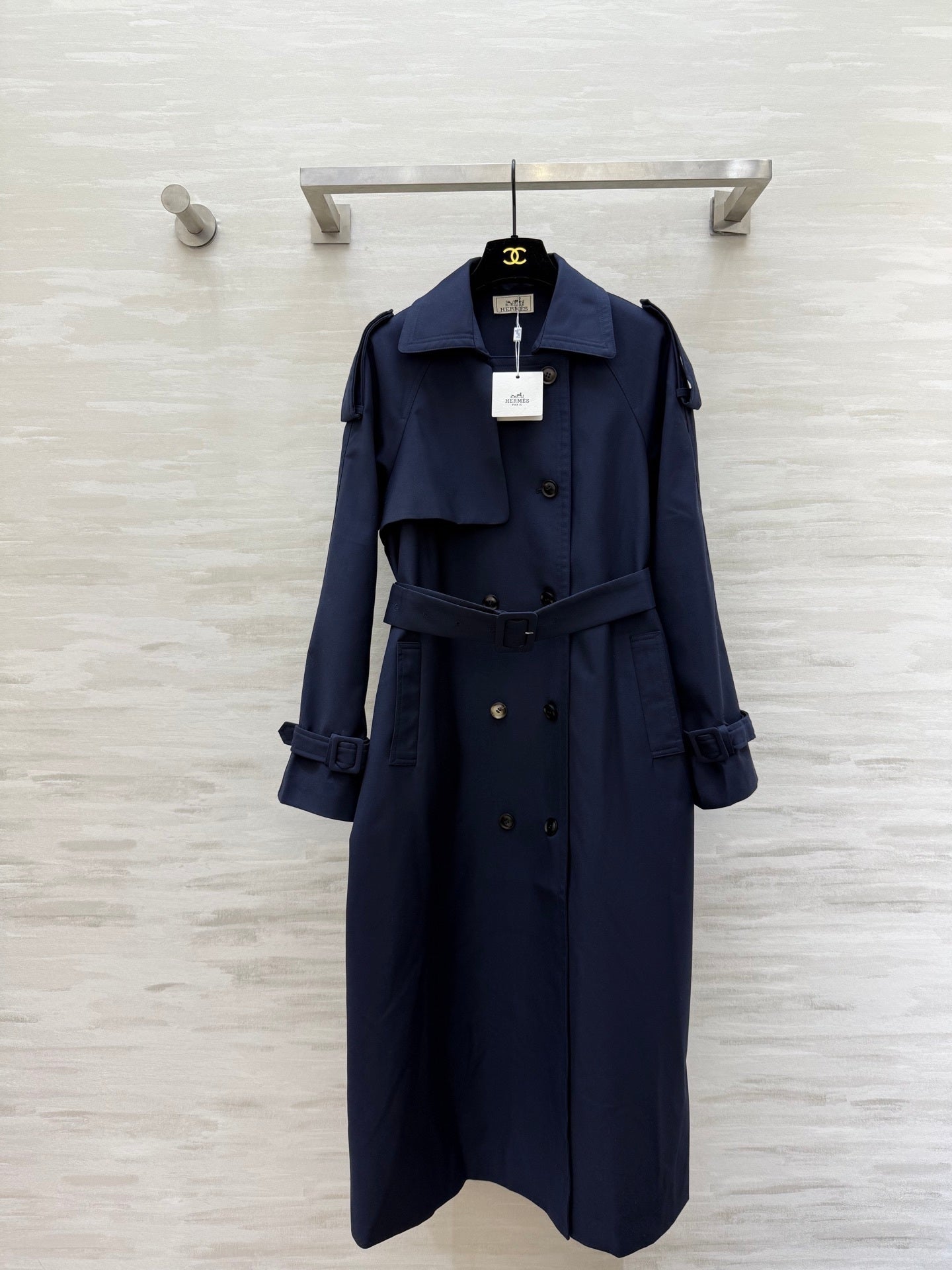 CLASSIC DOUBLE-BREASTED TRENCH COAT IN DEEP NAVY
