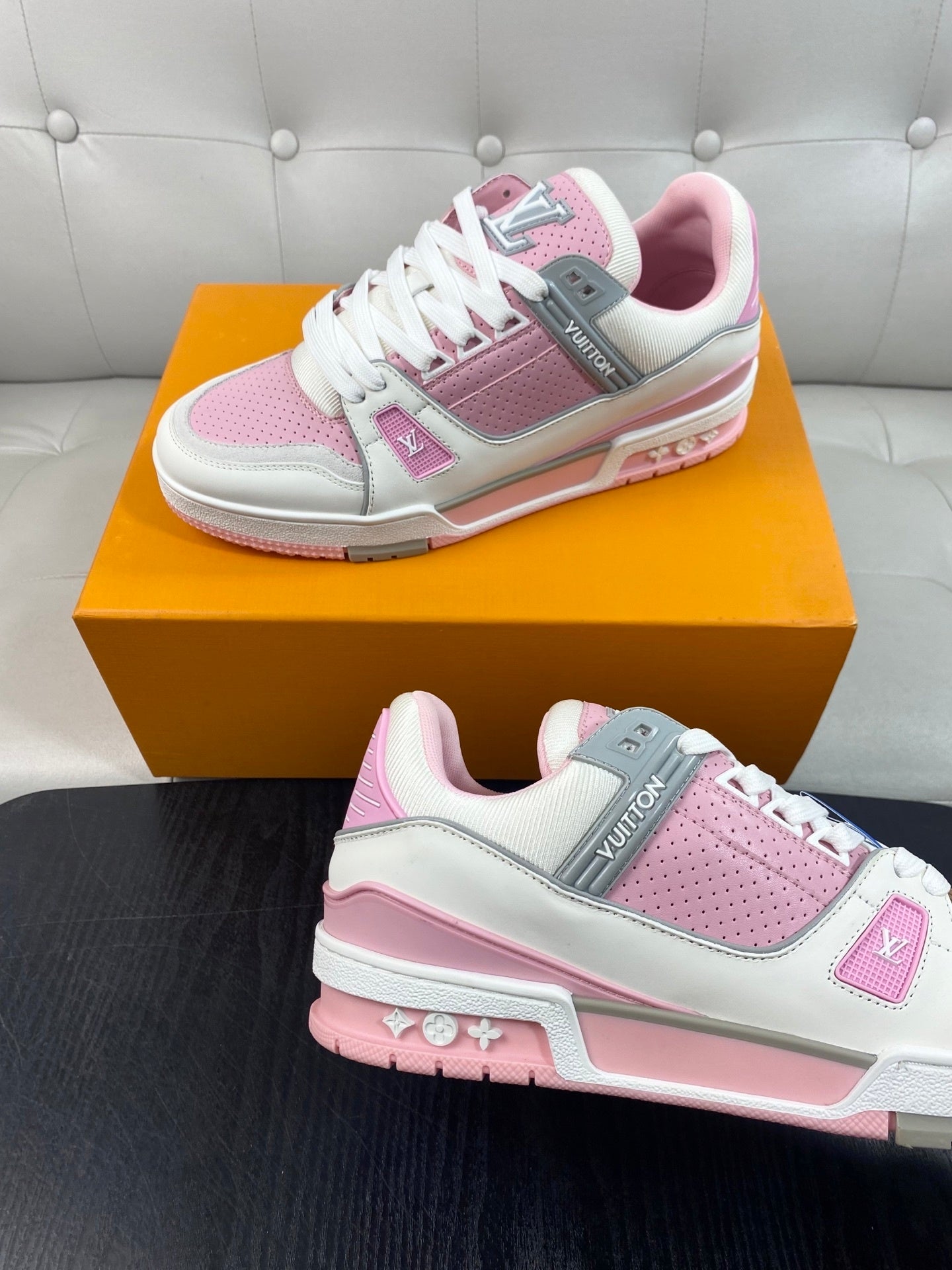 PINK AND WHITE LOW-TOP SNEAKERS WITH PERFORATED DETAILS
