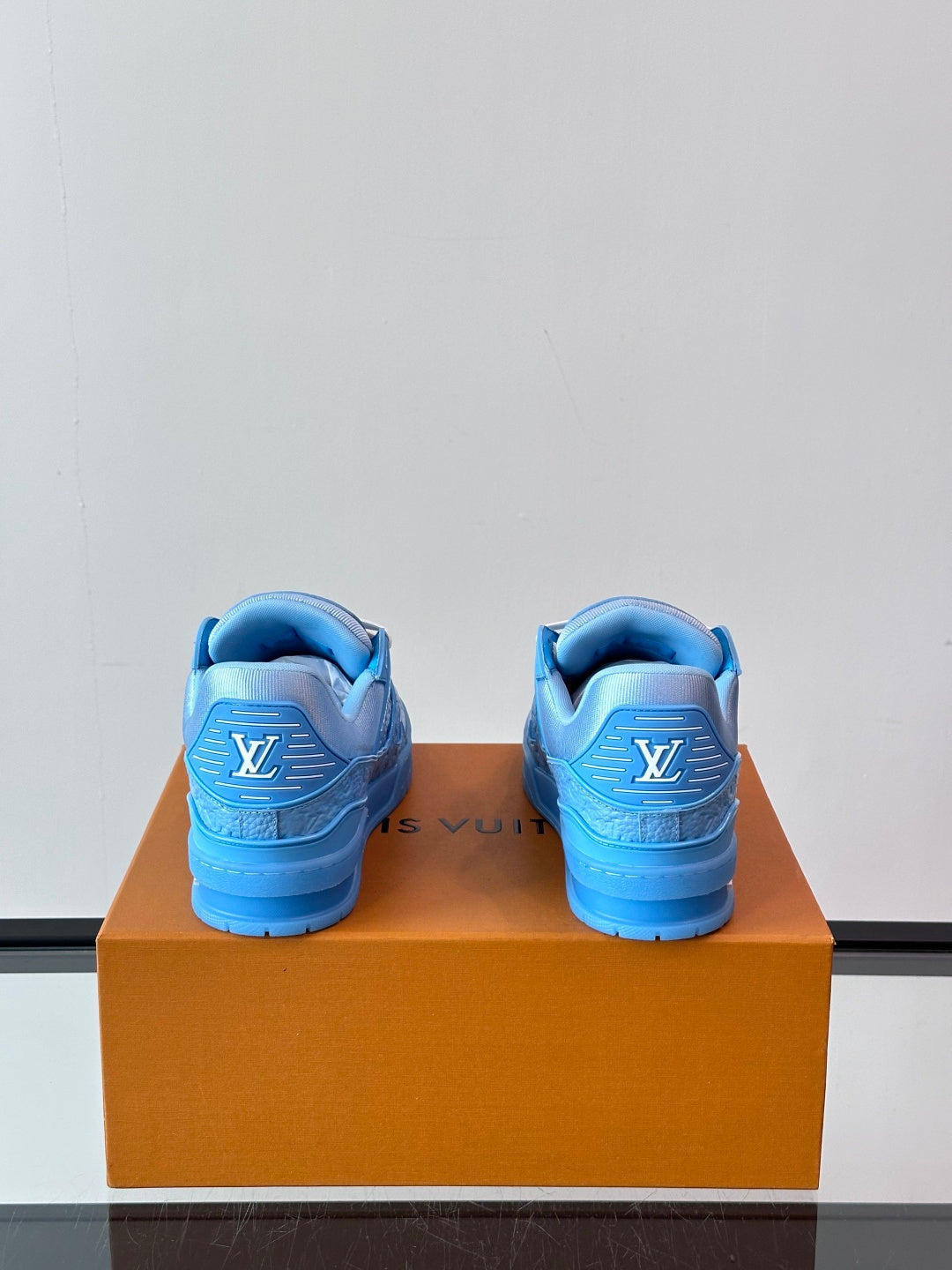 BLAUE MONOGRAMM-SNEAKER MIT NIEDRIGEM TOP-SCHNITTEN