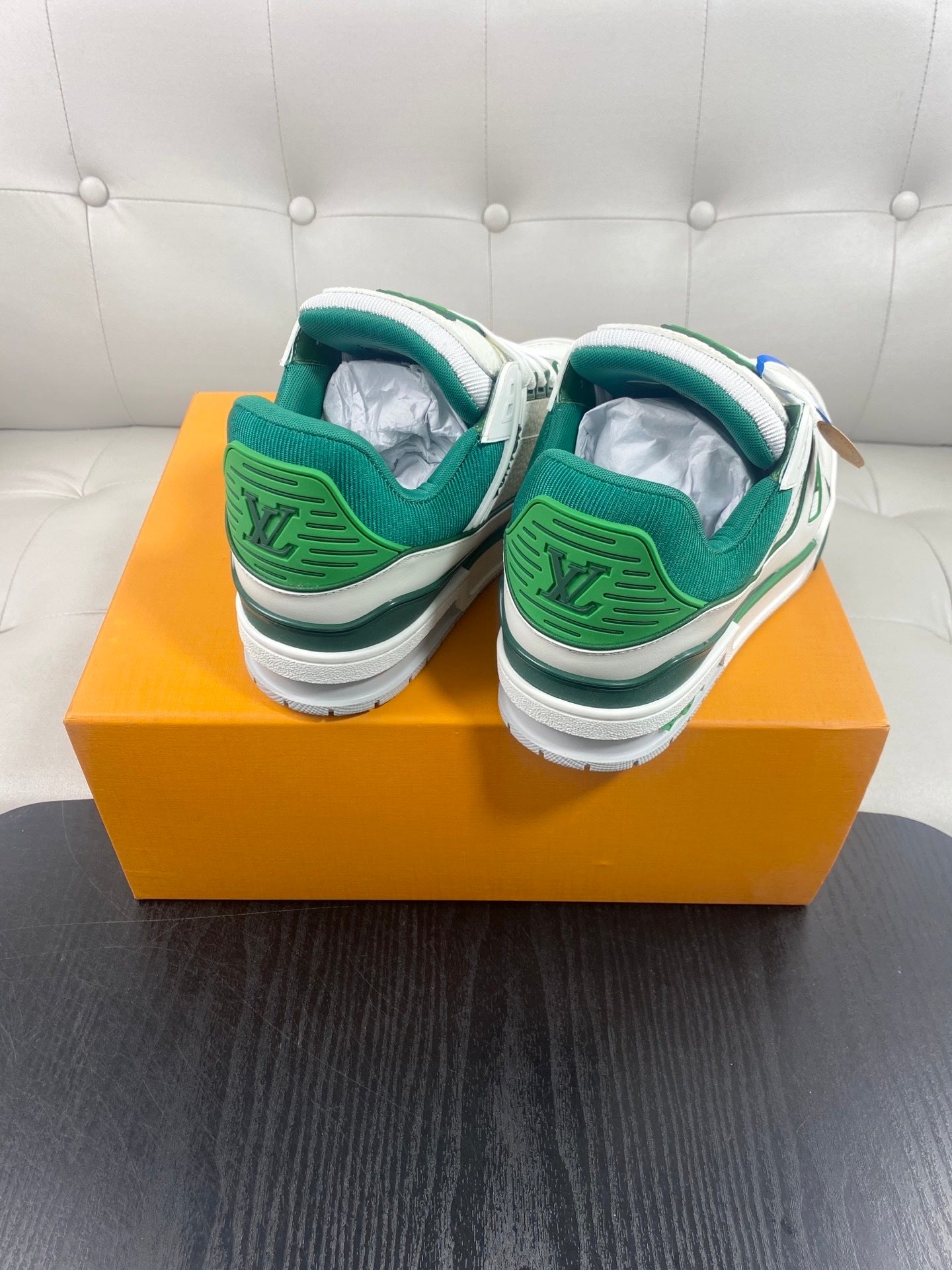 LOW-TOP LEATHER SNEAKERS WITH GREEN ACCENTS