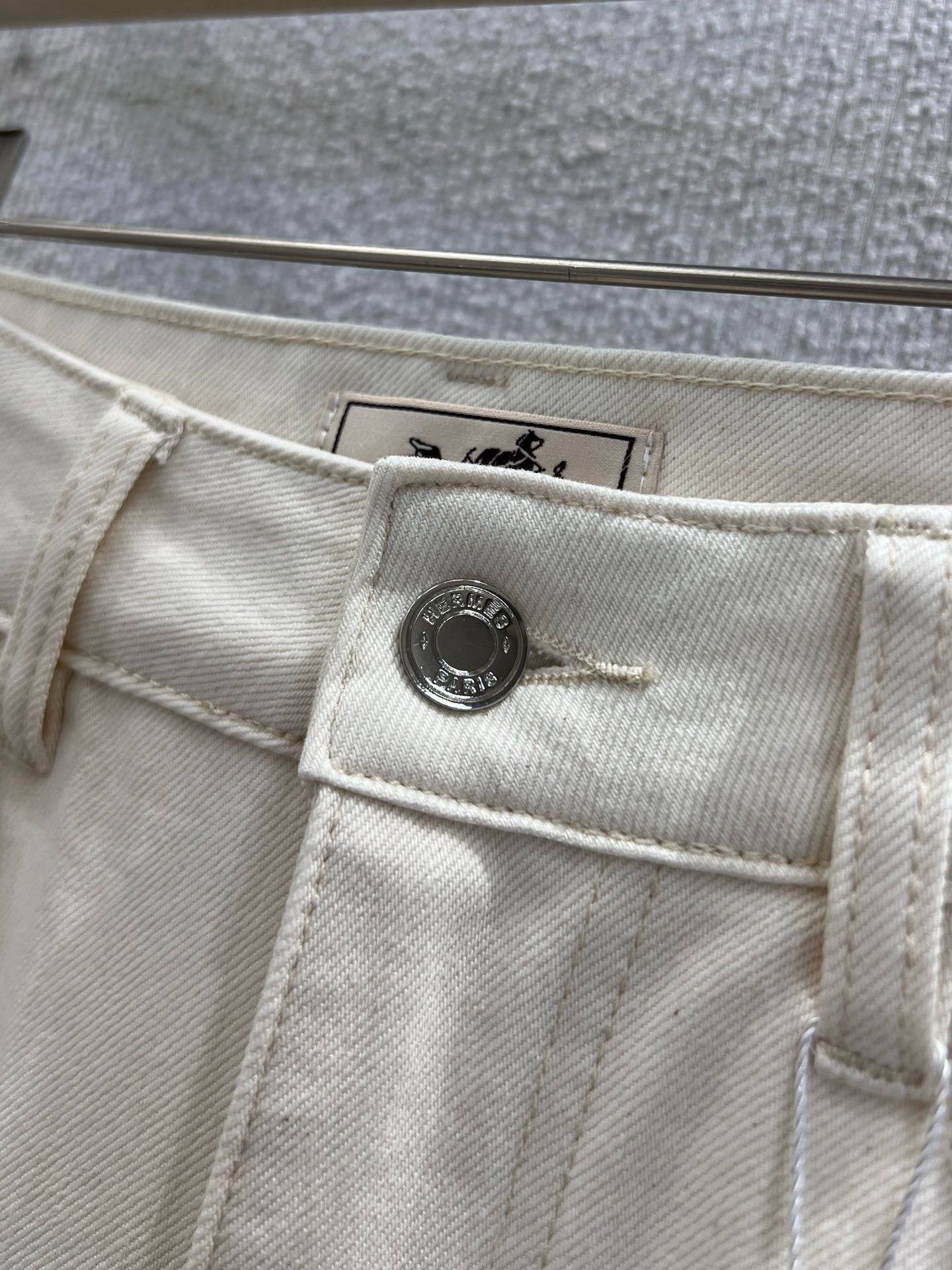 CREAM STRAIGHT-LEG DENIM WITH CONTRAST TURN-UP HEM