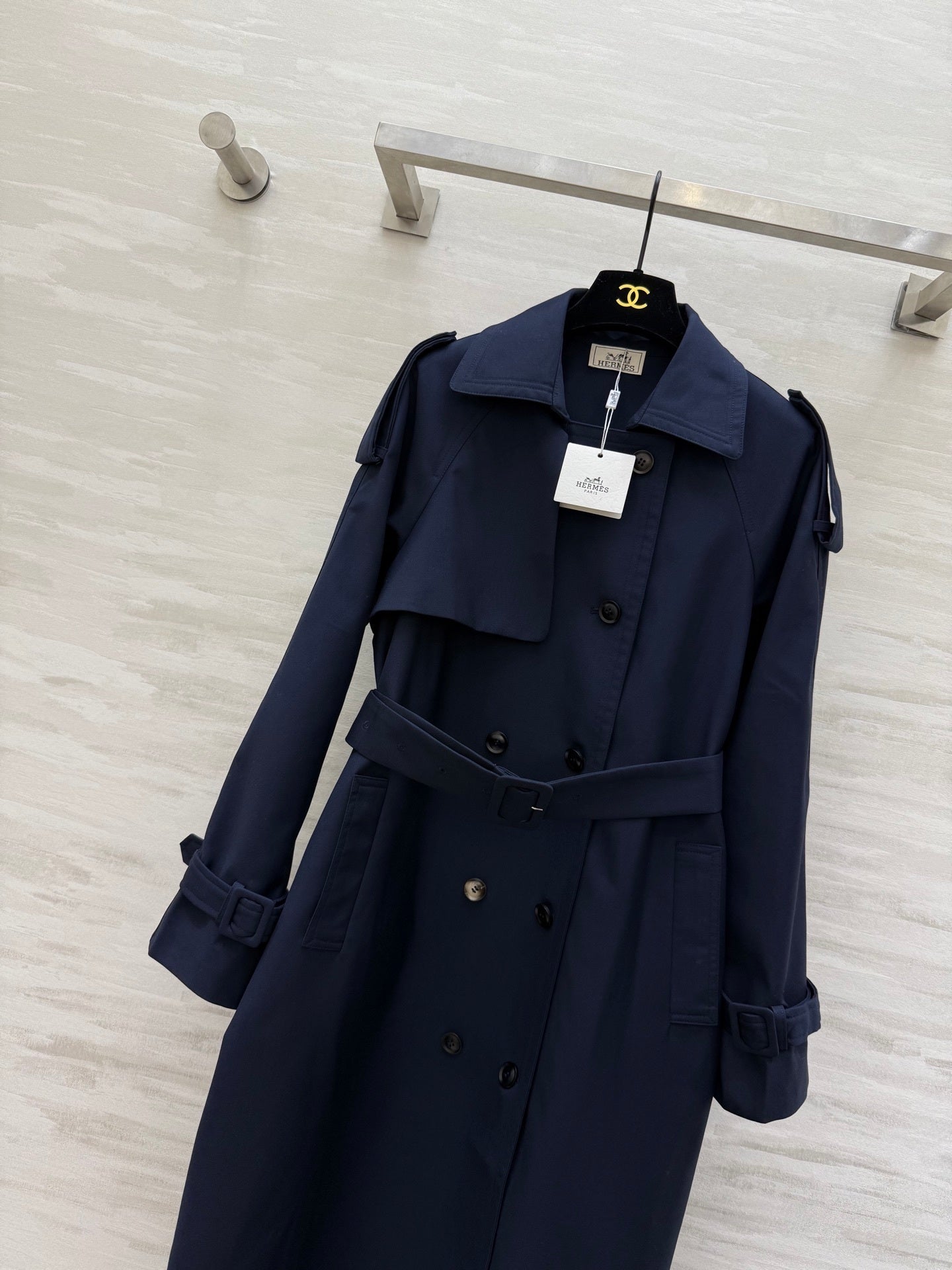 CLASSIC DOUBLE-BREASTED TRENCH COAT IN DEEP NAVY