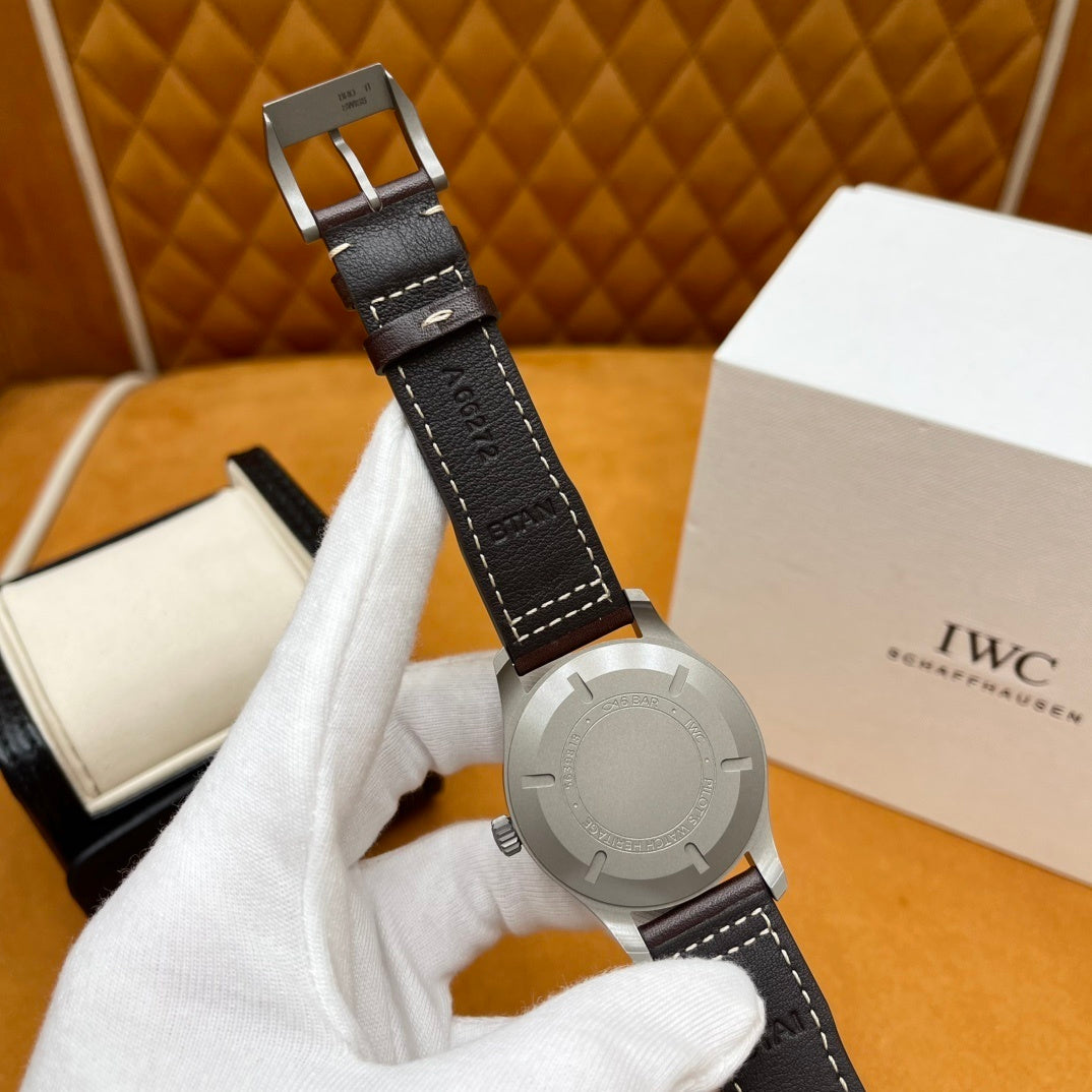 CLASSIC AVIATOR STYLE LEATHER WATCH