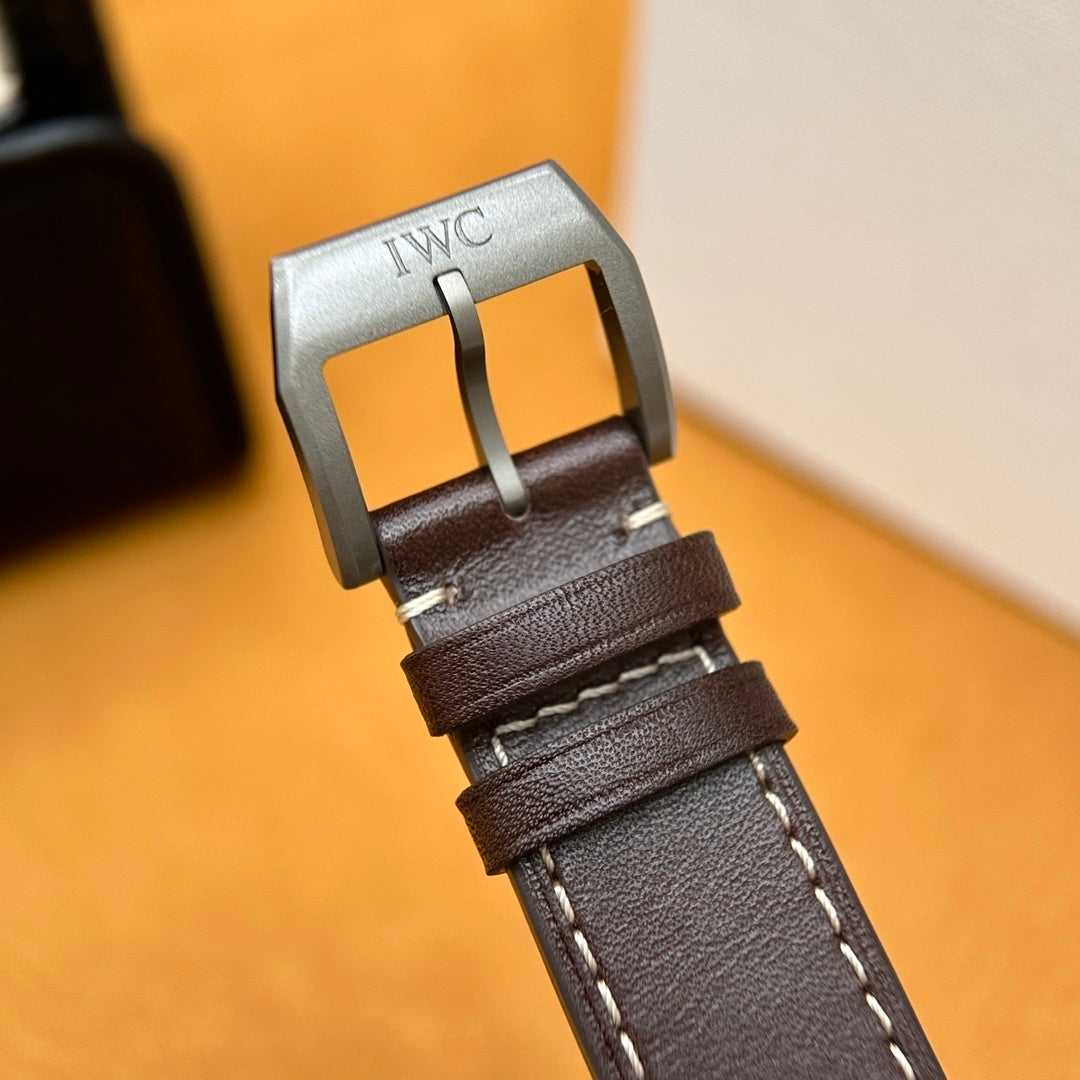 CLASSIC AVIATOR STYLE LEATHER WATCH