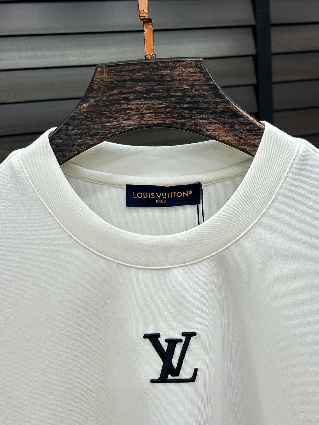 MINIMAL BESTICKTES KURZARM-T-SHIRT