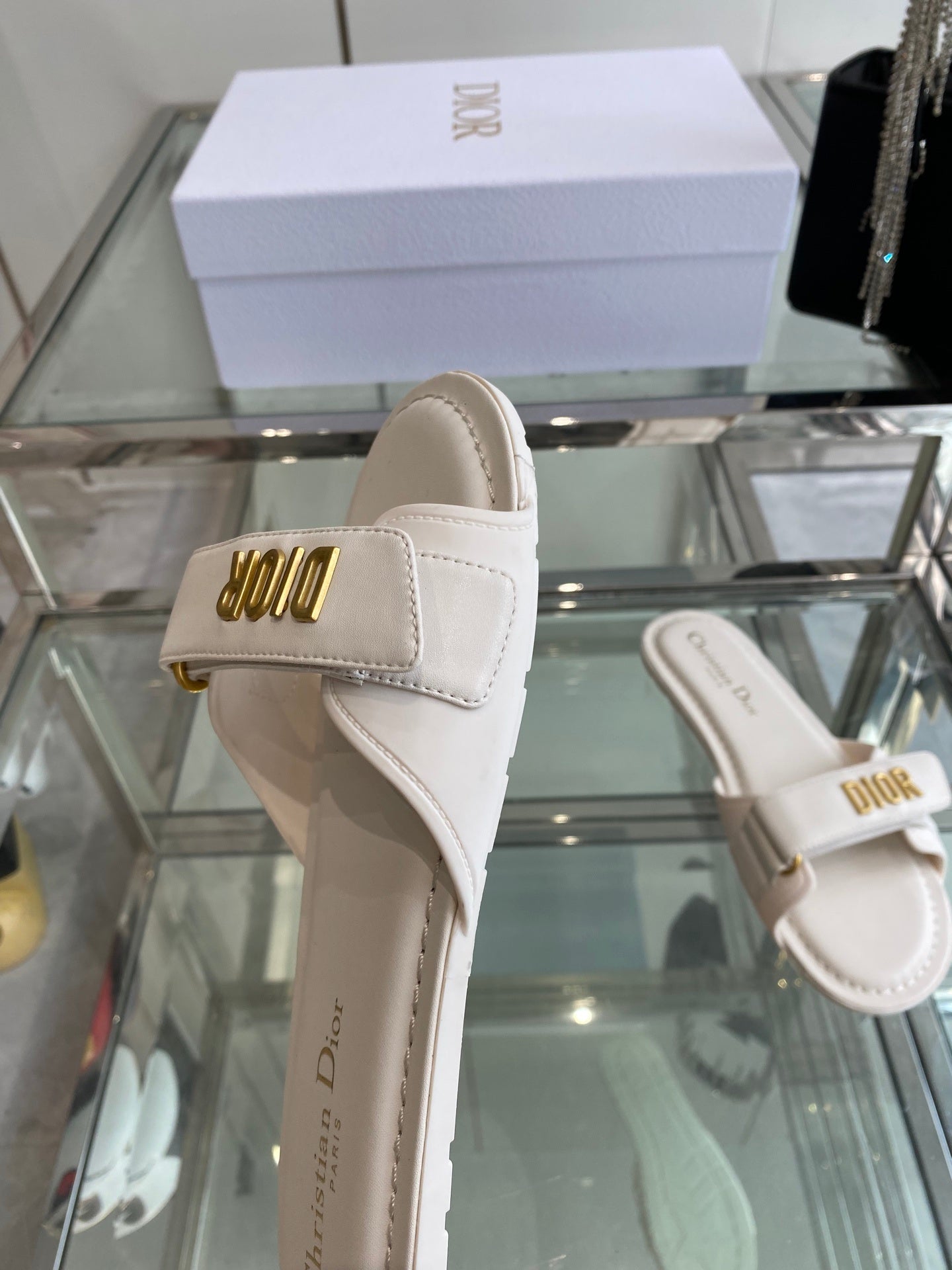 WHITE LOGO STRAP FLAT SLIDES