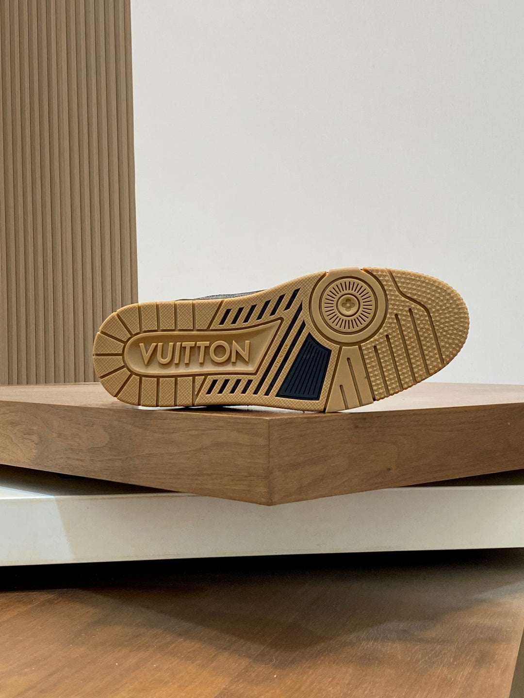 BLACK LOW-TOP LEATHER SNEAKERS WITH TEXTURED DETAILS