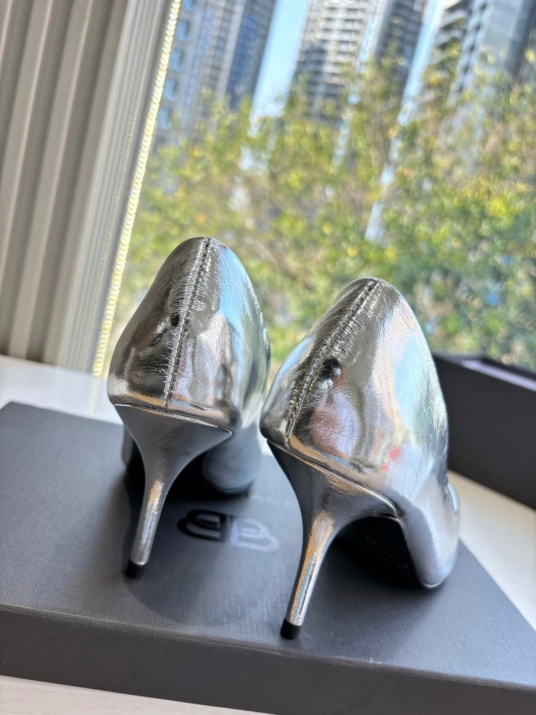 METALLIC SILVER POINTED-TOE HIGH HEEL PUMPS