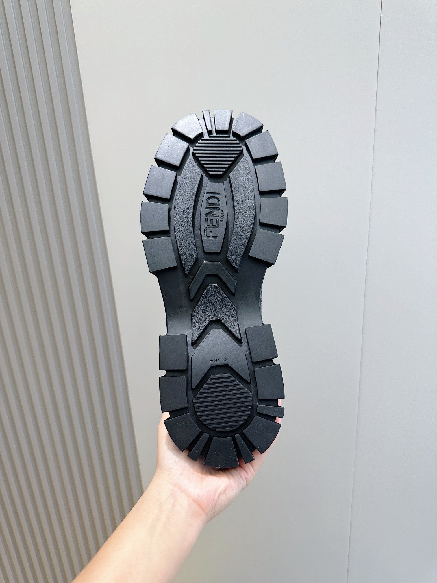 Schwarze Schnürstiefeletten mit Monogramm-Detail und dicker Sohle