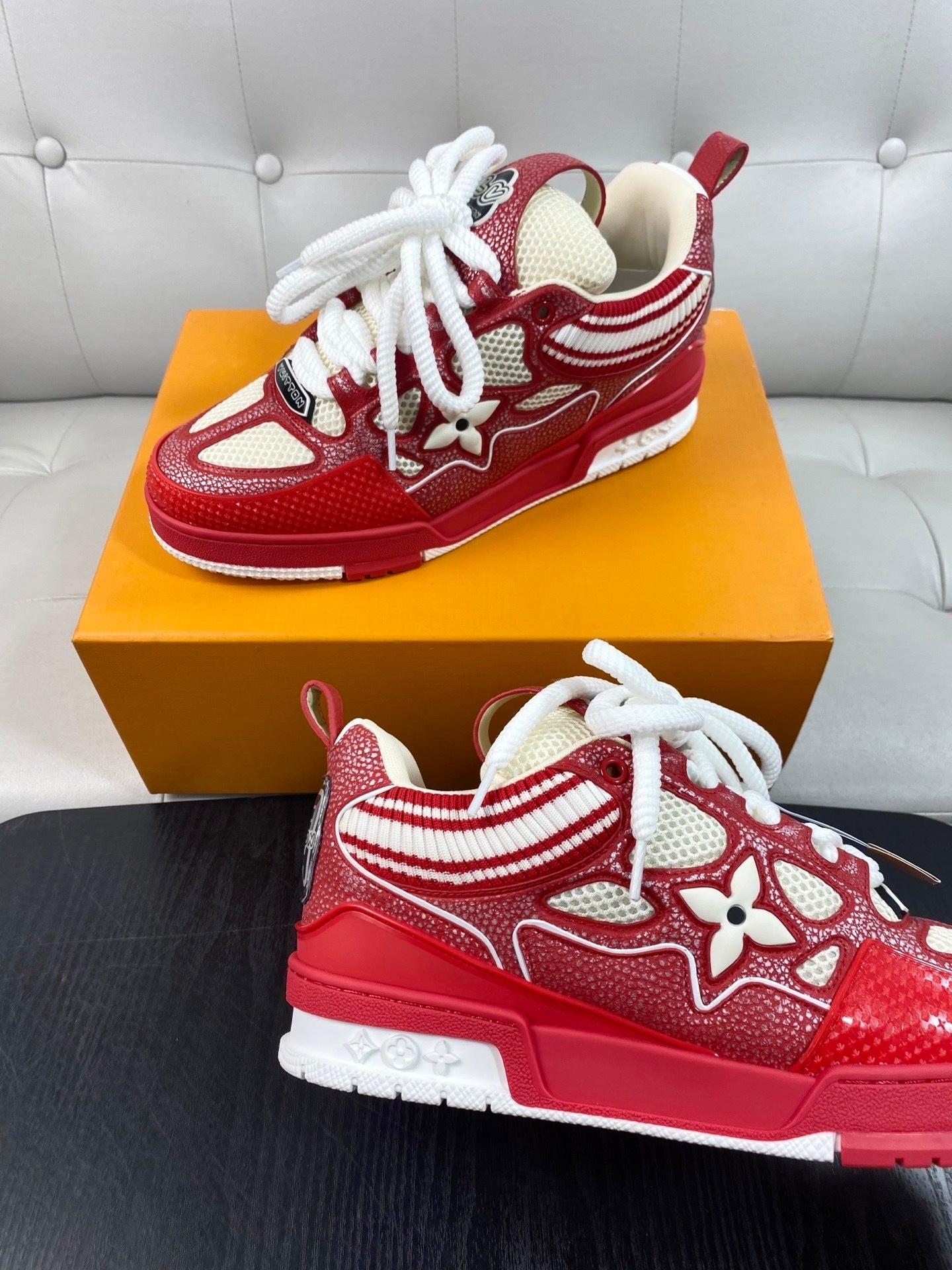 ROTE &amp; WEISSE KLUBIGE SNEAKER 