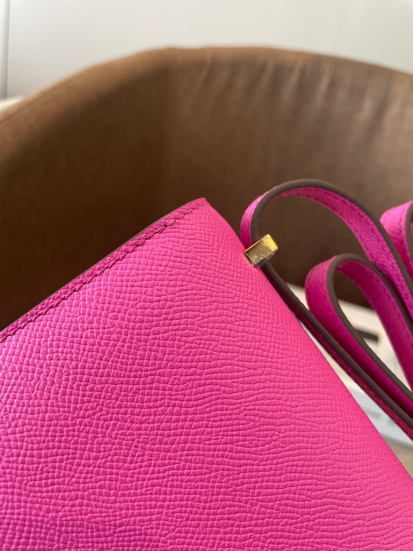 FUCHSIA STRUKTURIERTE UMHÄNGETASCHE