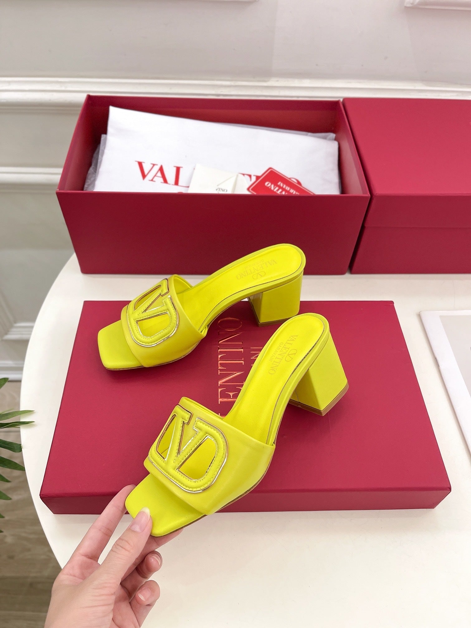 MID-HEEL SLIDE SANDALS – LIME GREEN WITH TONAL DETAIL