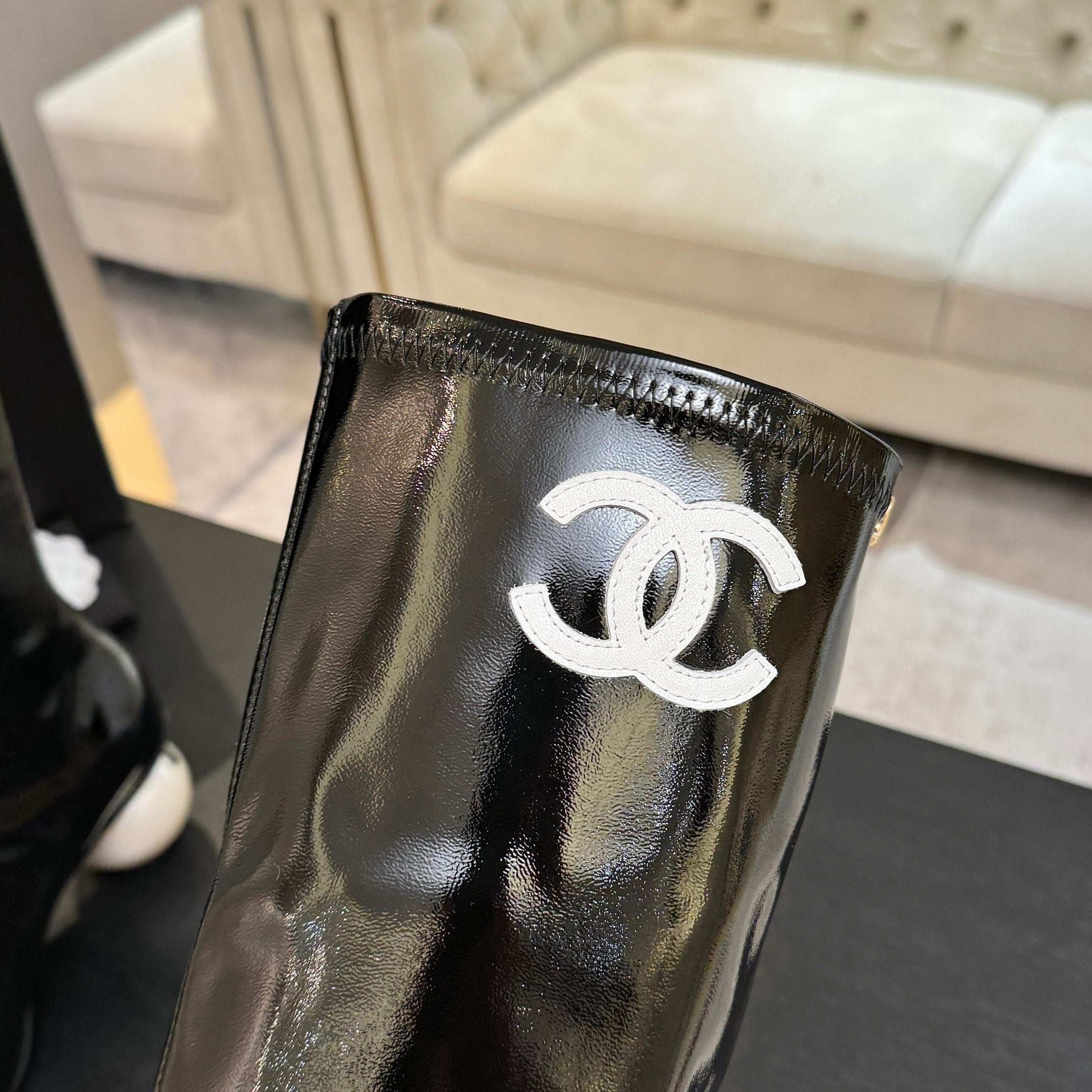 BLACK PATENT KNEE-HIGH BOOTS WITH SCULPTURAL BALL HEEL