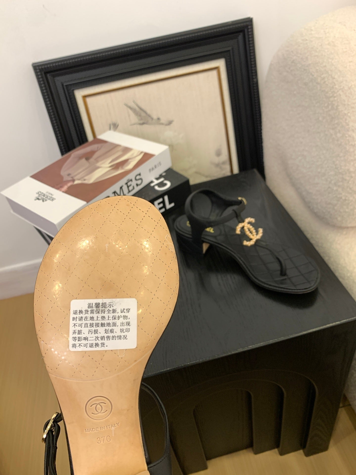 QUILTED PEARL THONG SANDALS – BLACK