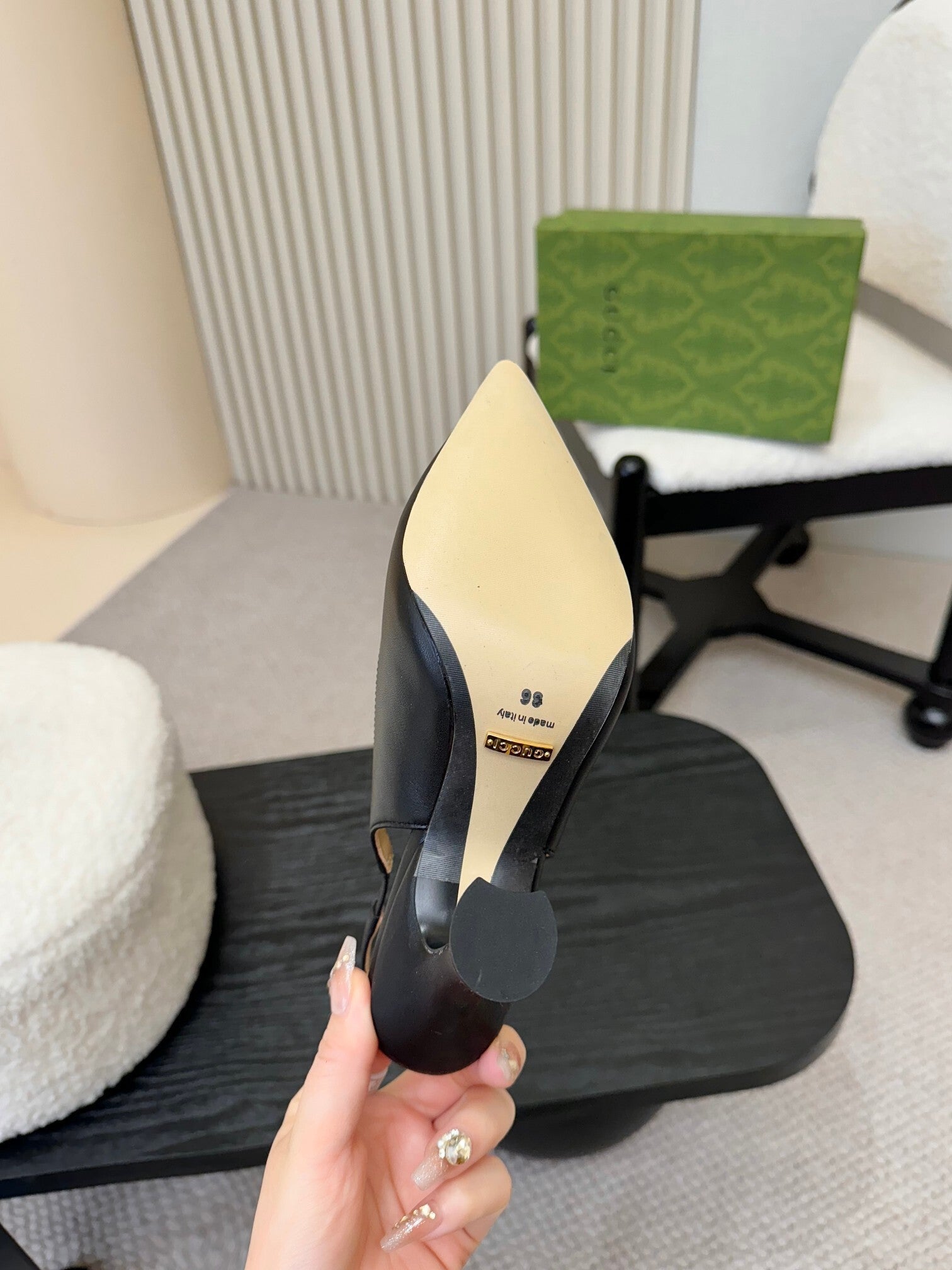 CLASSIC SLINGBACK HEELS WITH GOLD LOGO DETAIL