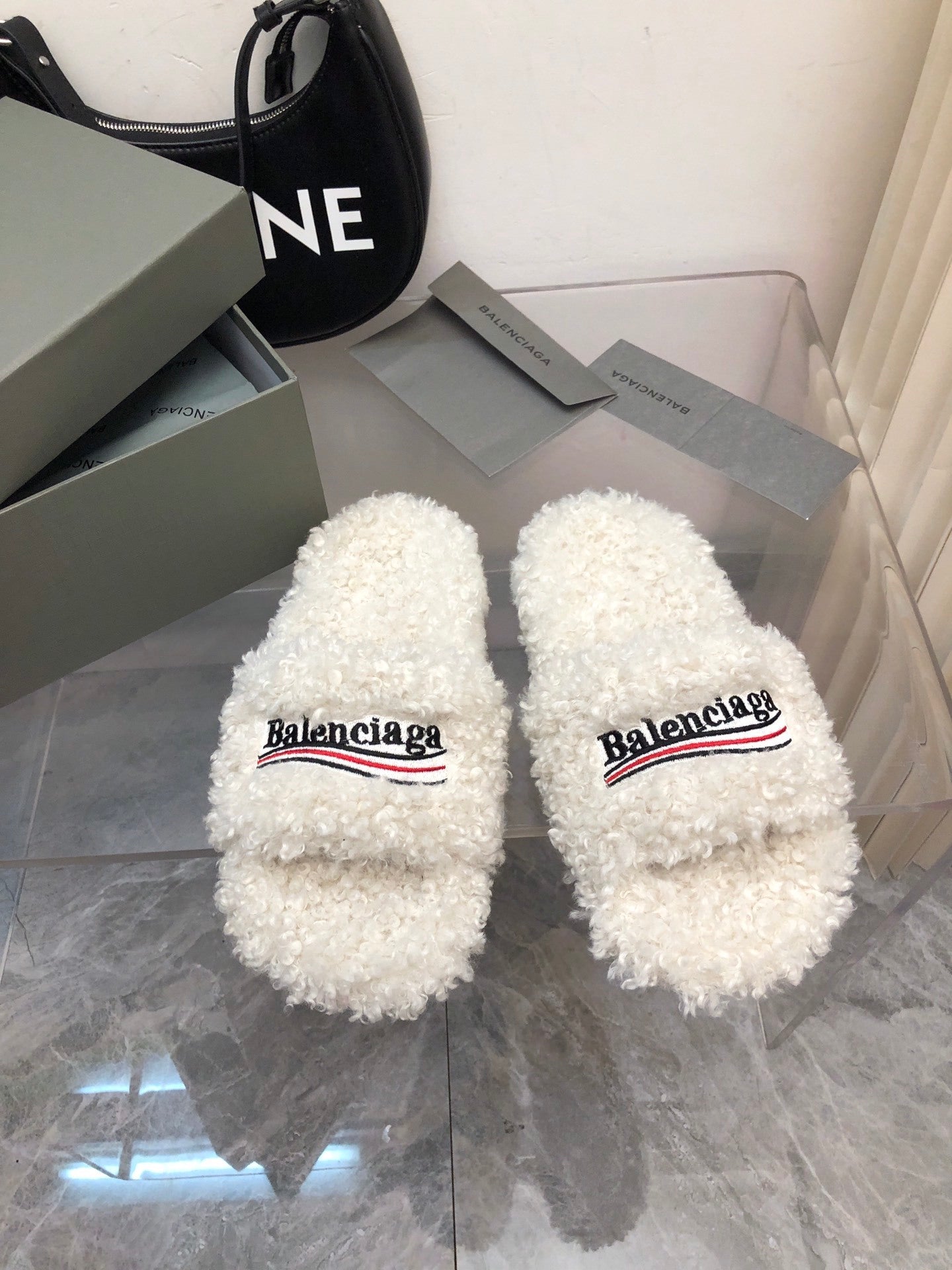 WHITE FLUFFY COMFORT SLIDES