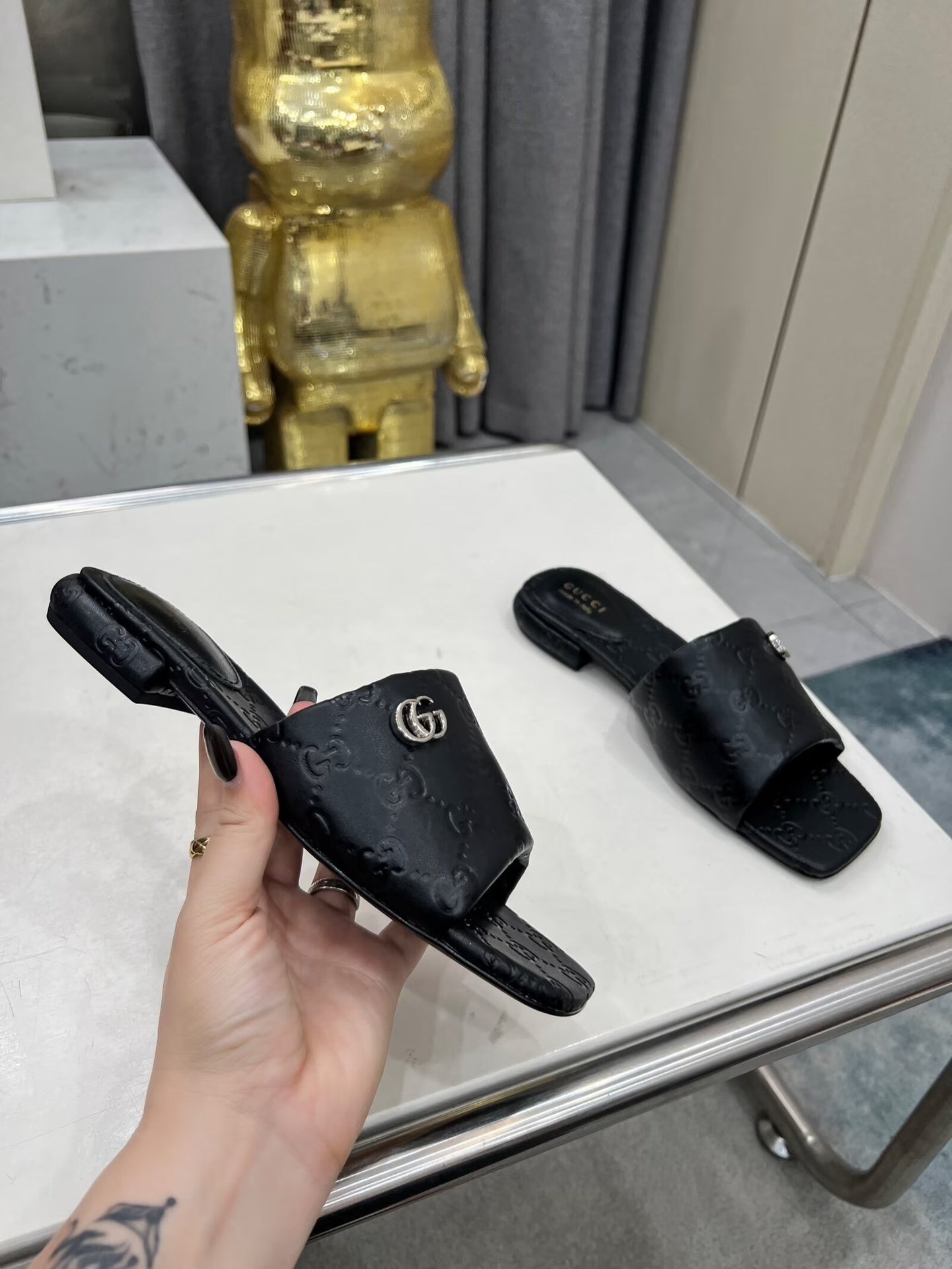 BLACK EMBOSSED LOGO SLIDE SANDALS WITH METAL DETAIL