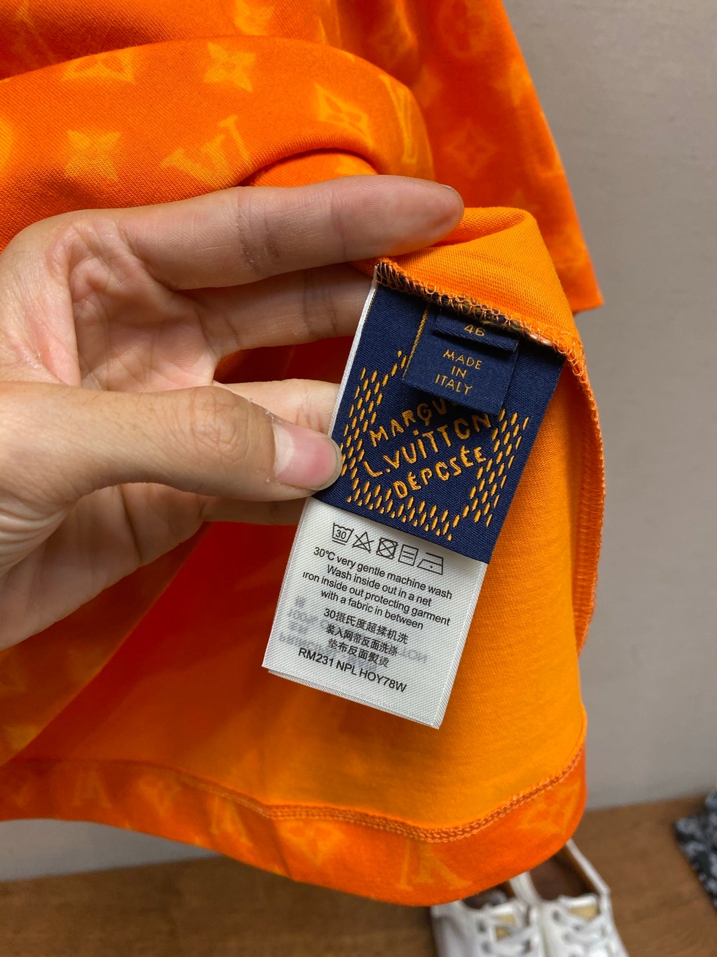 Kurzarm-T-Shirt mit durchgehendem Icon-Muster