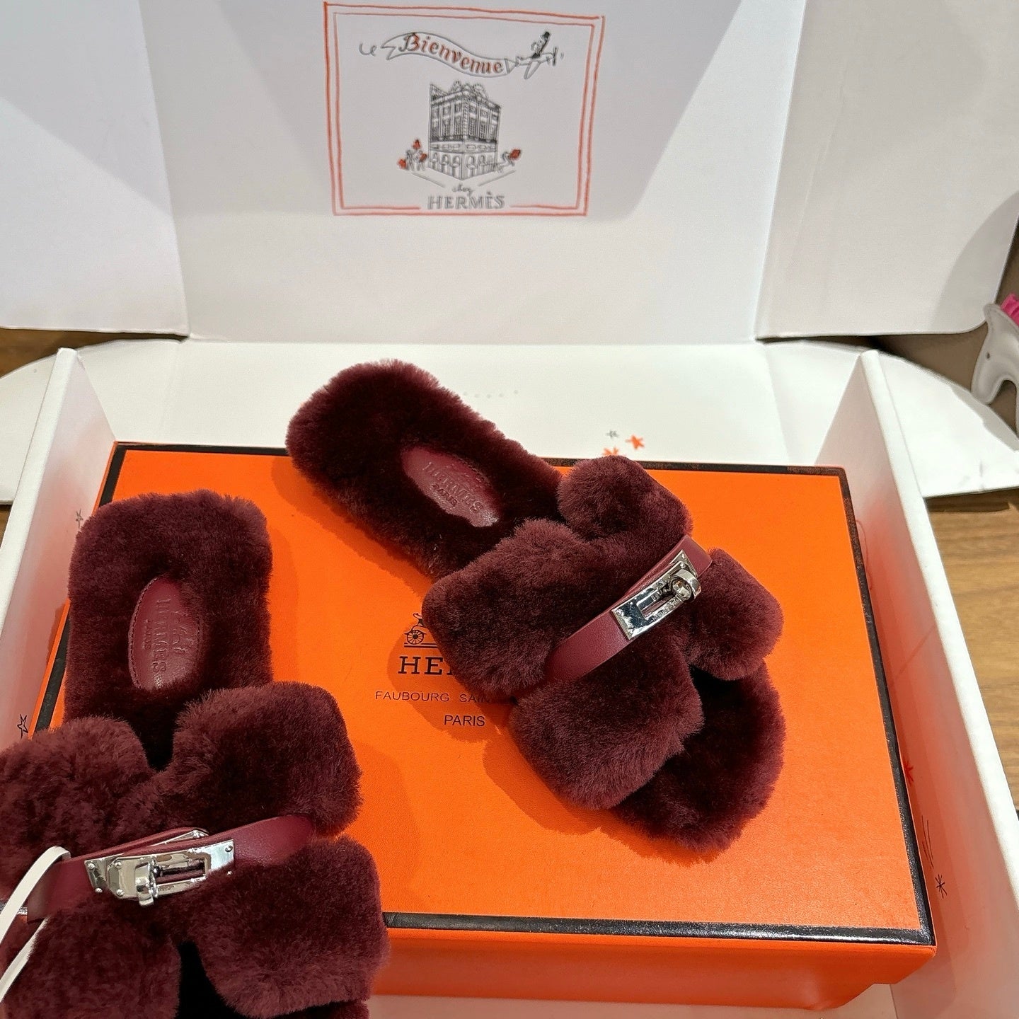 BURGUNDY FAUX FUR MULE SLIPPERS WITH METALLIC ACCENT