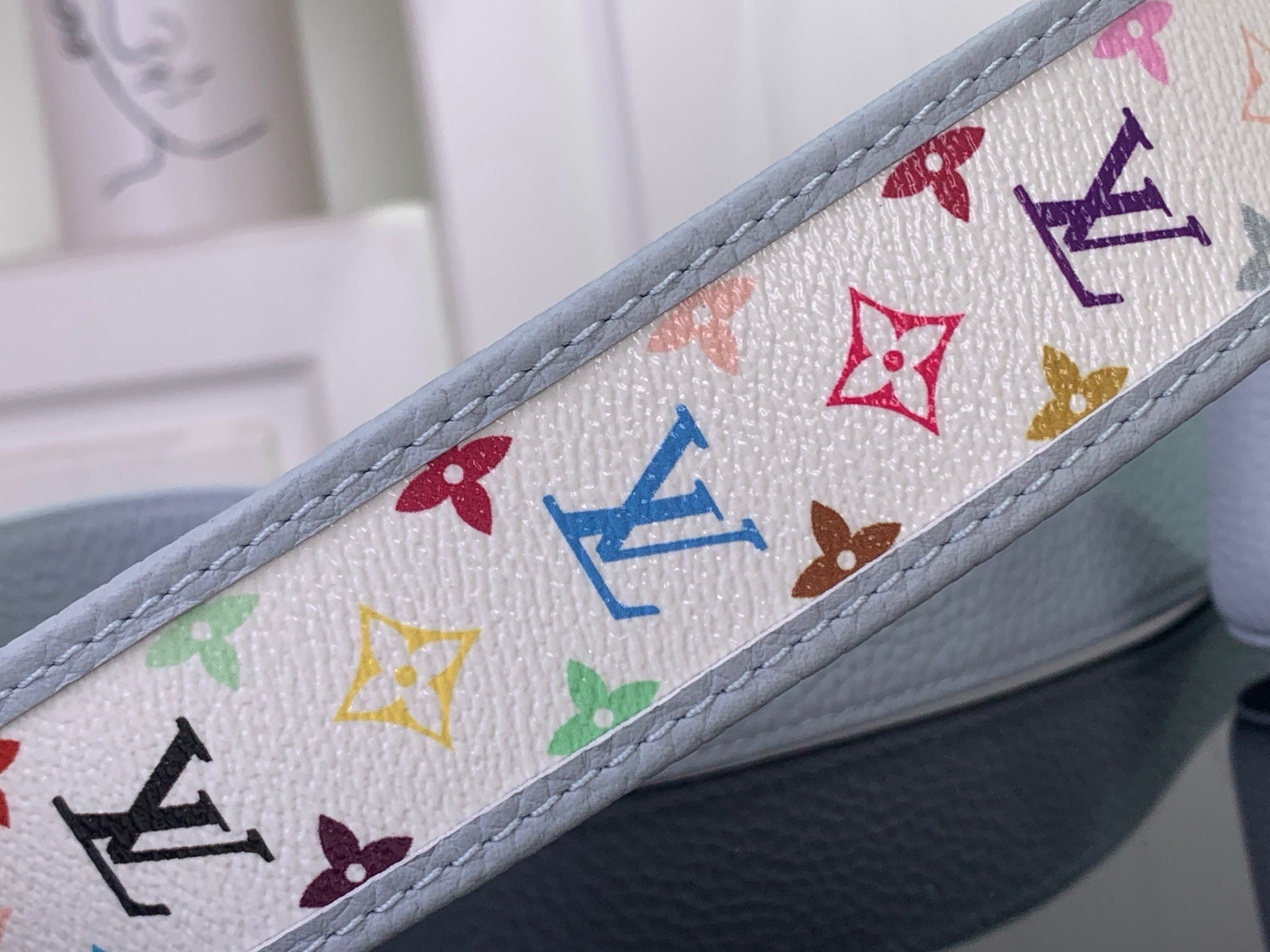 TASCHE MIT STRUKTURIERTEM OBEREN TRAGEGRIFF