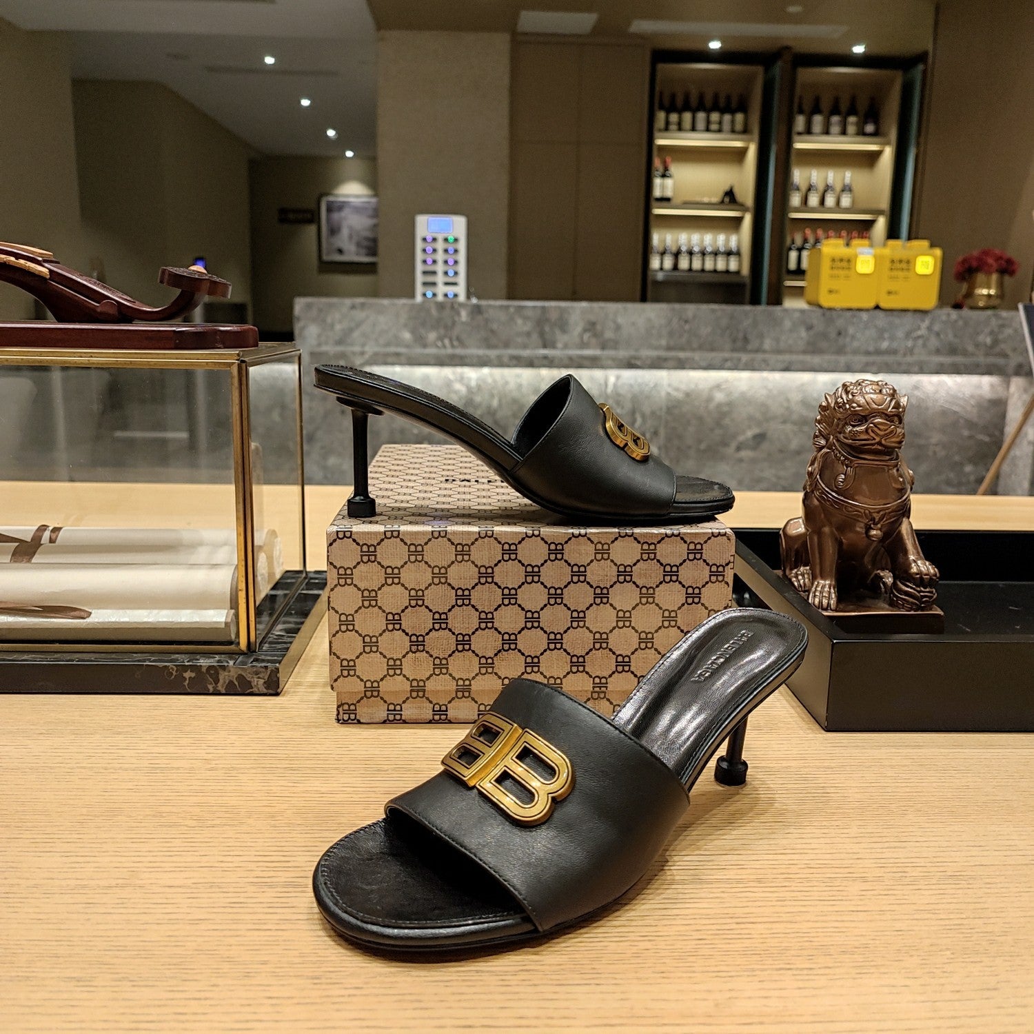 BLACK LOGO LOW HEEL MULE SANDALS