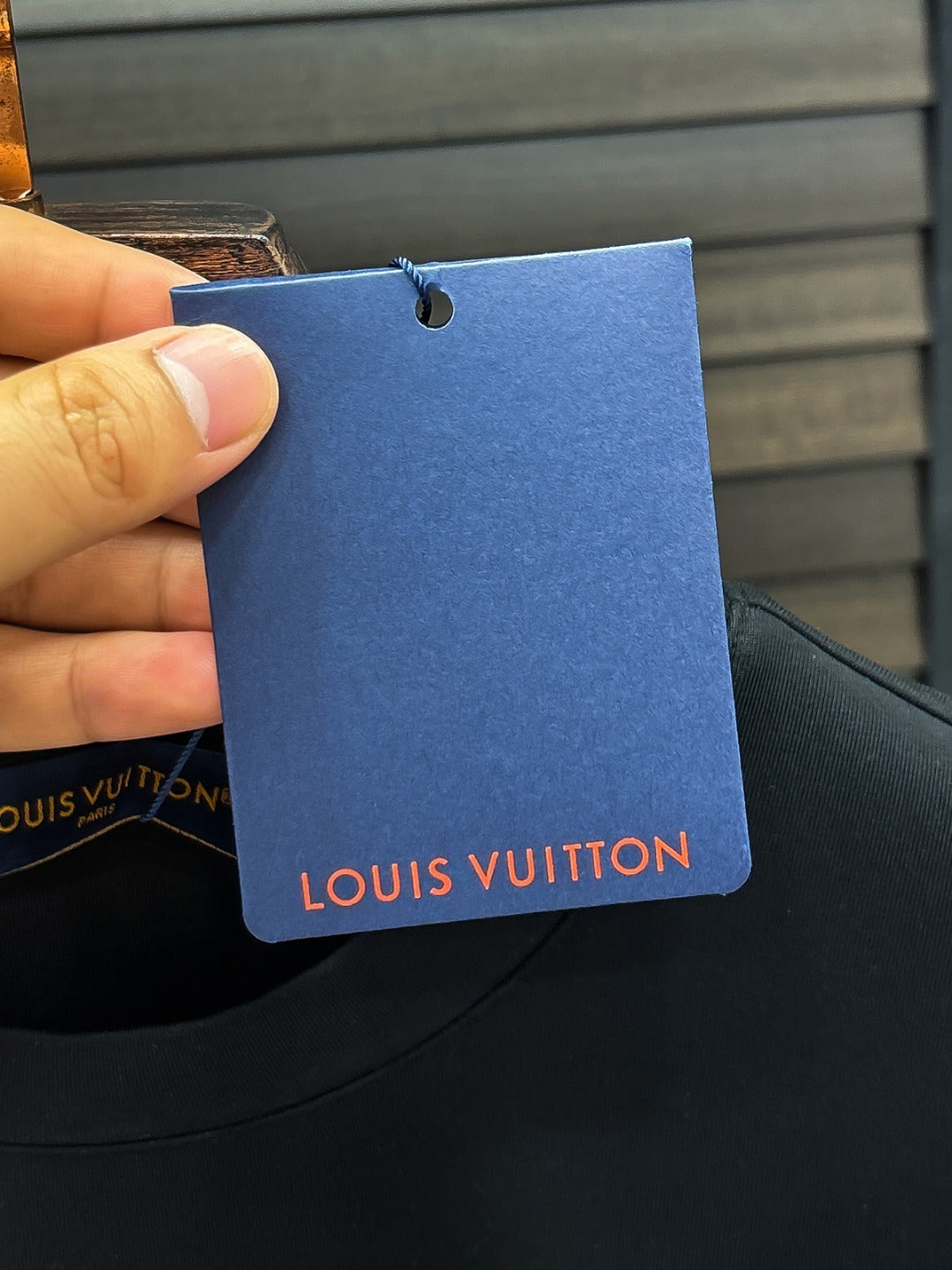 MINIMAL BESTICKTES KURZARM-T-SHIRT