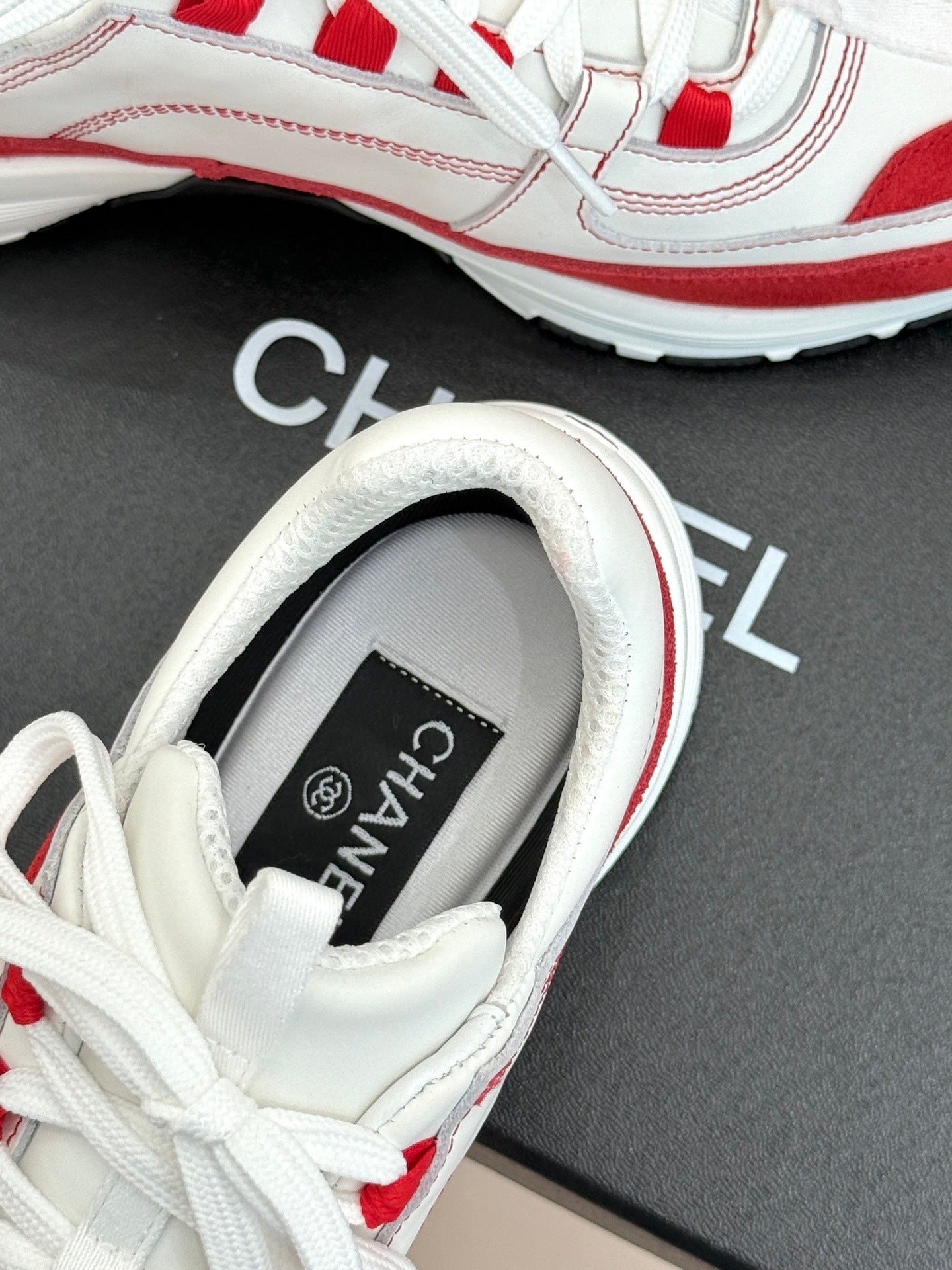 WHITE RED LOW-TOP SNEAKERS