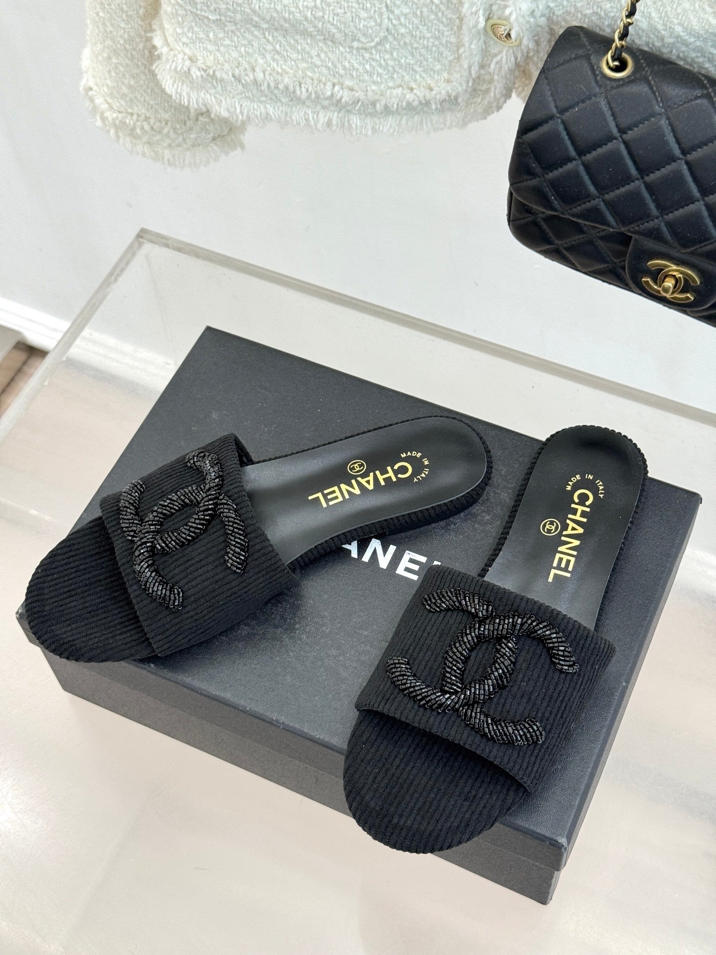 BLACK TEXTURED SLIDE SANDALS