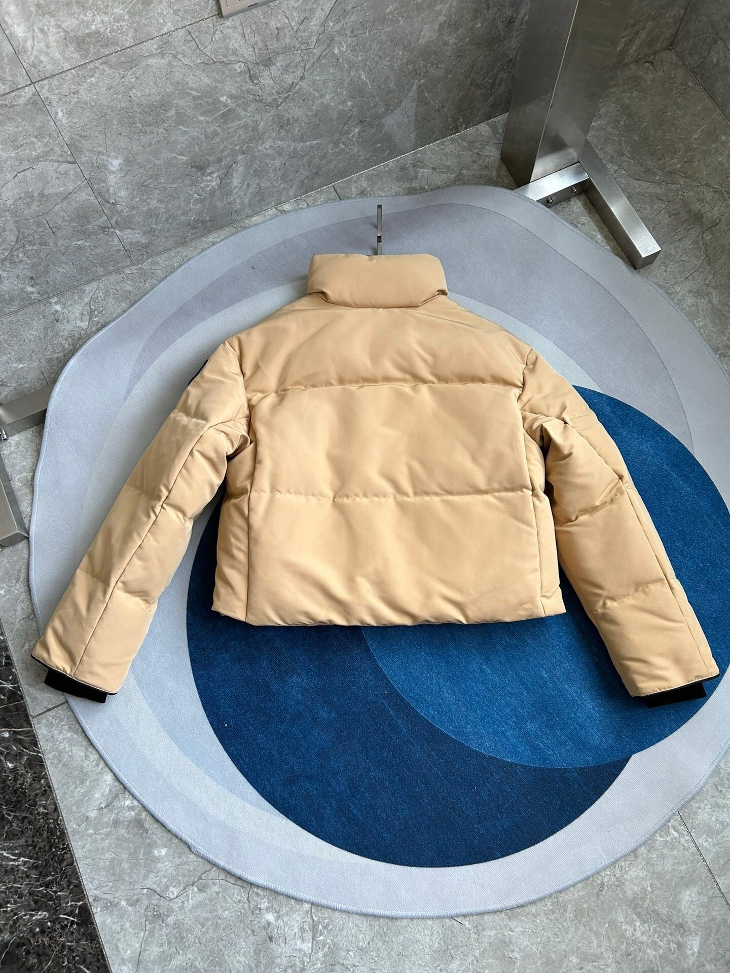 WOMEN’S CROPPED PADDED PUFFER JACKET WITH STAND COLLAR