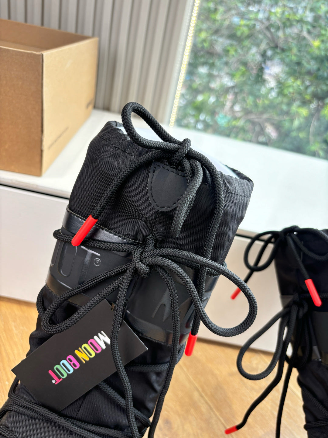 BLACK INSULATED LACE-UP WINTER BOOTS WITH CONTRAST DETAILS