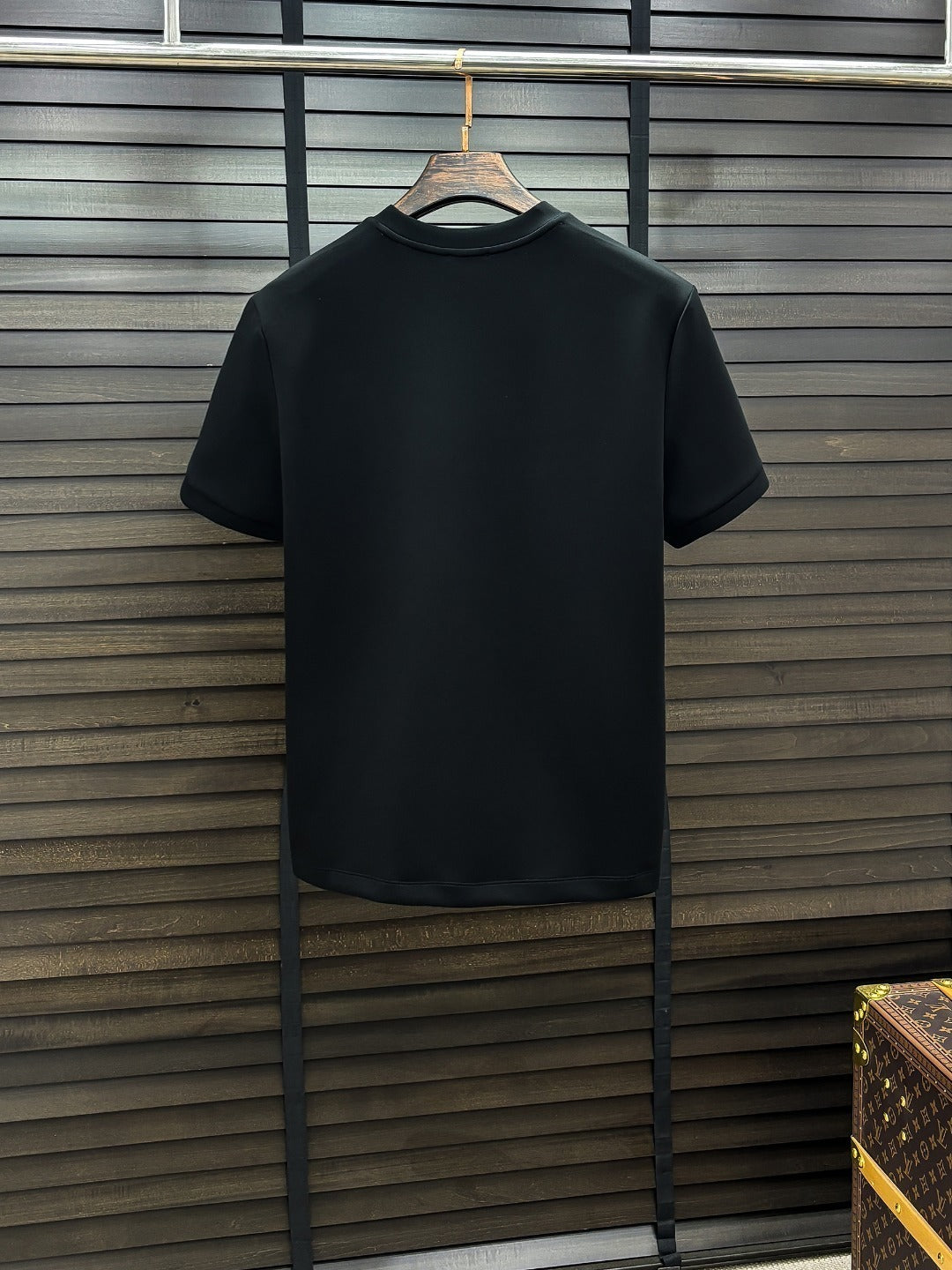 MINIMAL EMBROIDERED SHORT SLEEVE T-SHIRT