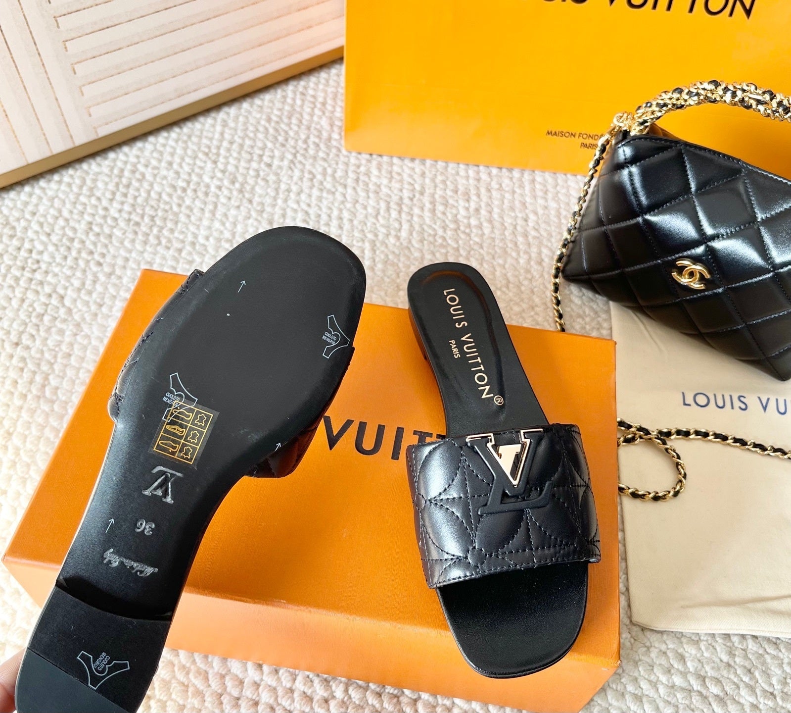 QUILTED LEATHER LOGO SLIDE SANDALS – BLACK