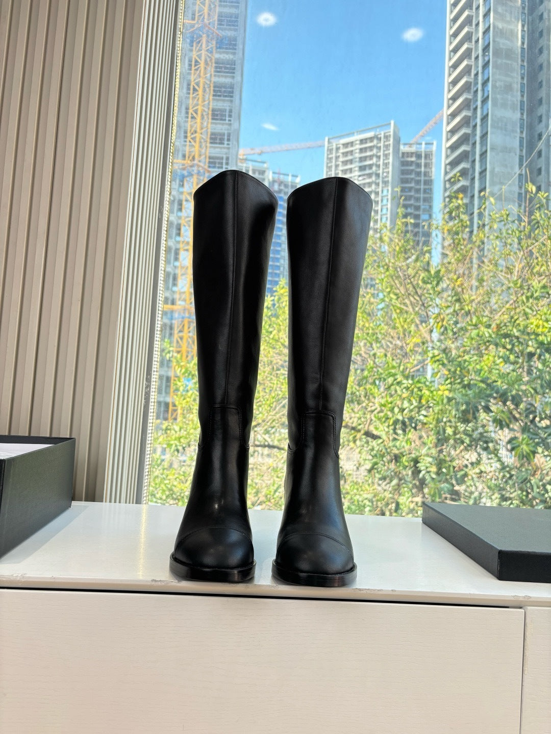 BLACK LEATHER KNEE-HIGH BOOTS WITH BLOCK HEEL