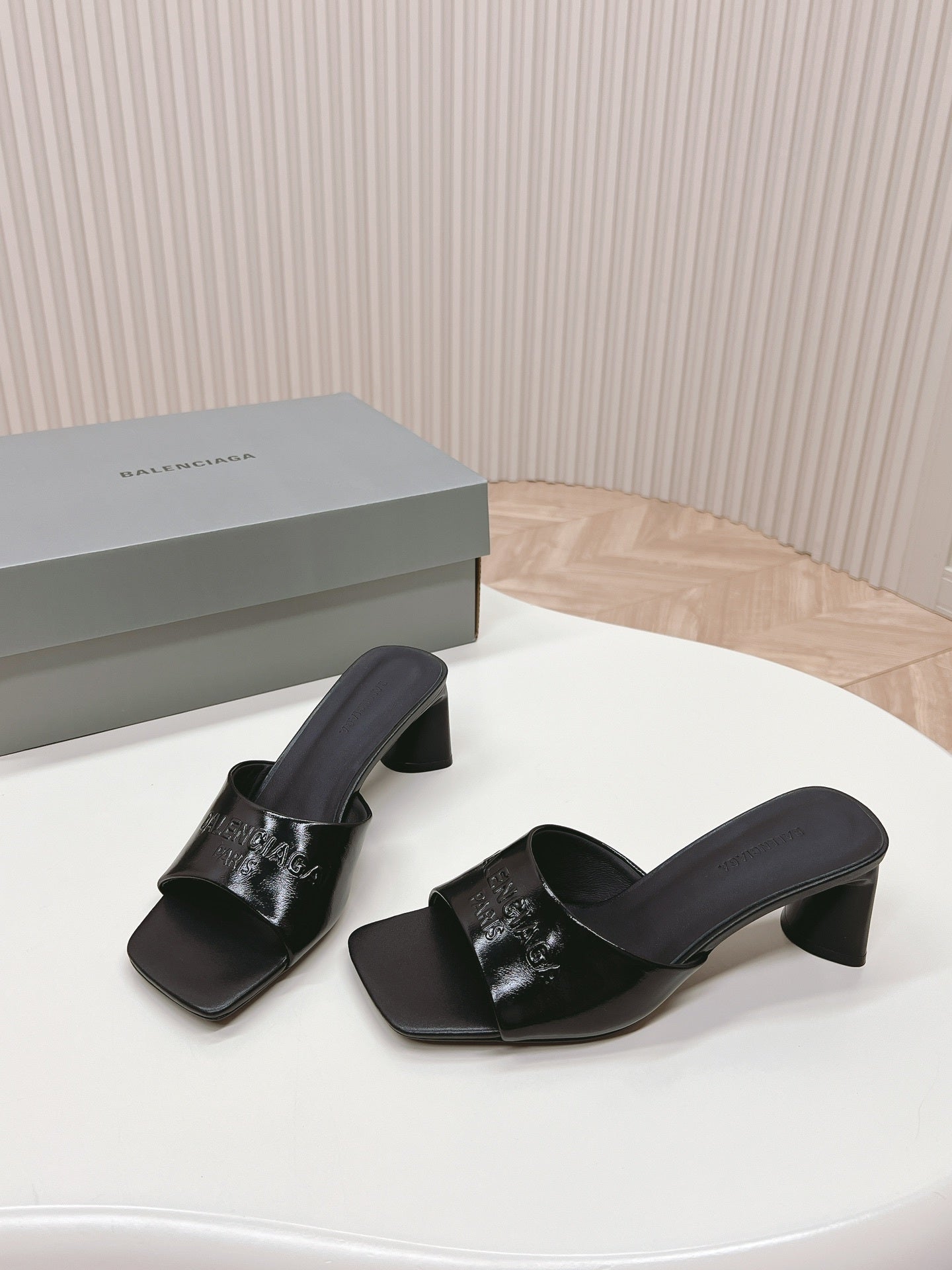 BLACK MINIMAL BLOCK HEEL MULES