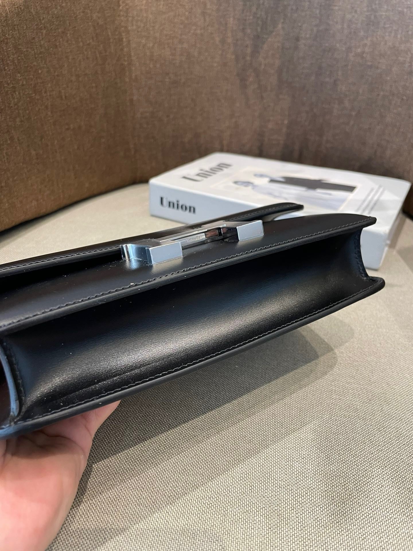 BLACK SMOOTH STRUCTURED CROSSBODY BAG